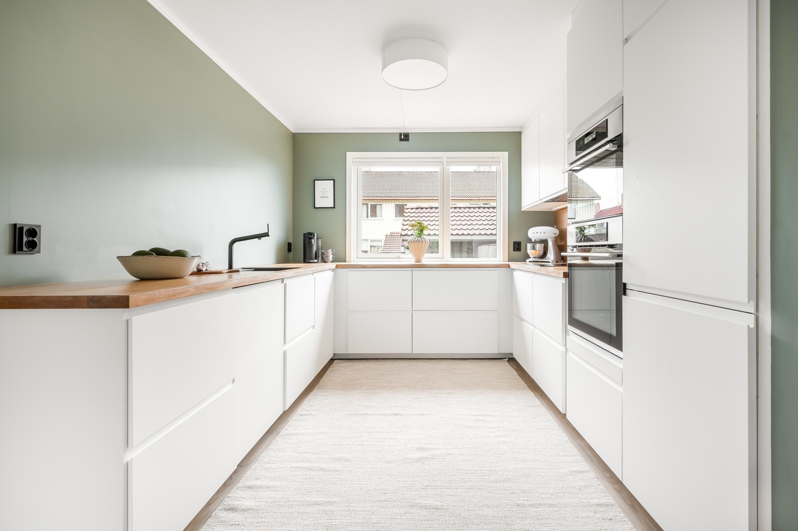 Innbydende kjøkken fra 2018 med svært god benkeplass. Galleribilde