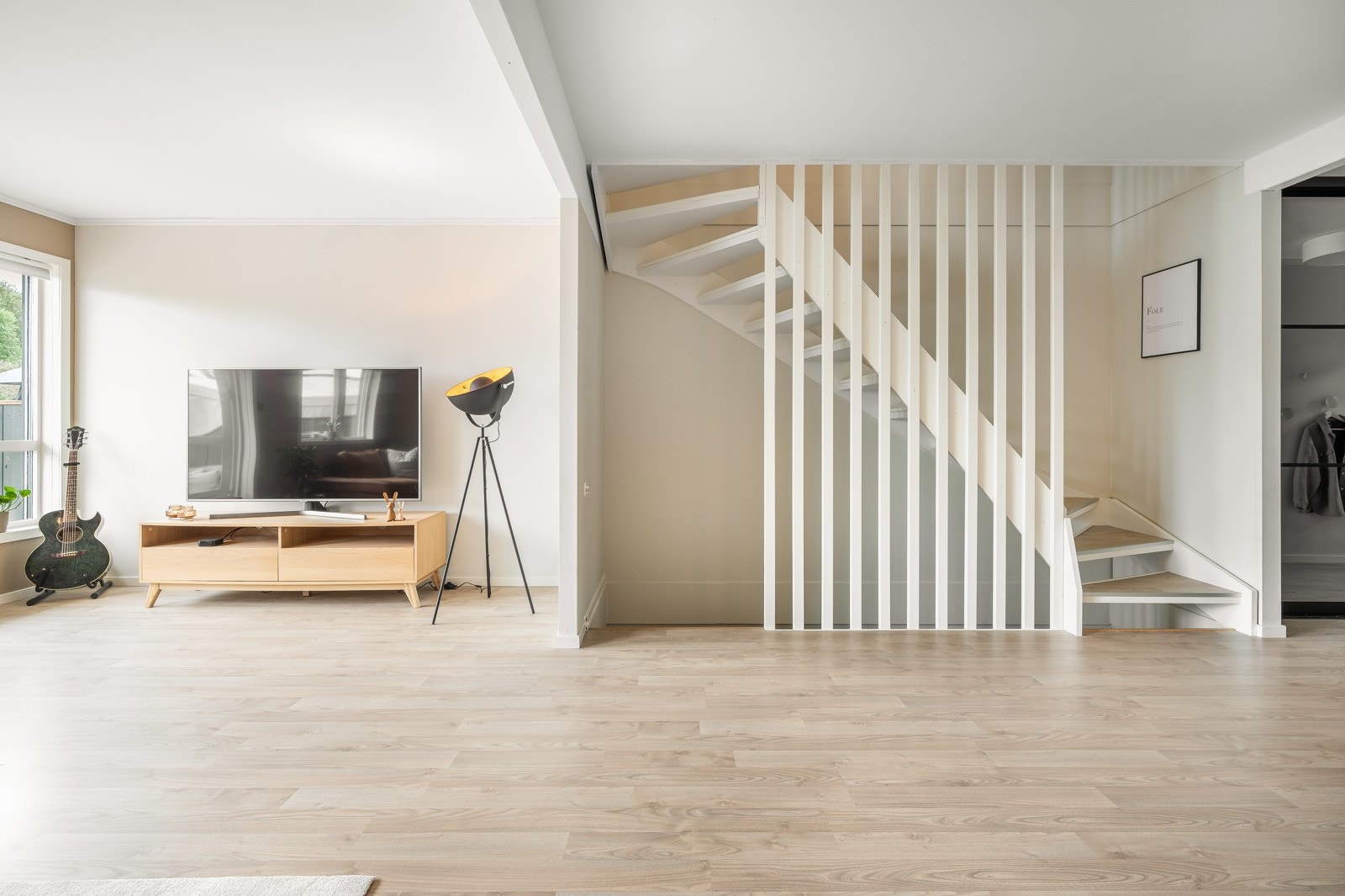 I stuen er det åpne omgivelser og store vindusflater som gir mye naturlig lysinnslipp. Galleribilde