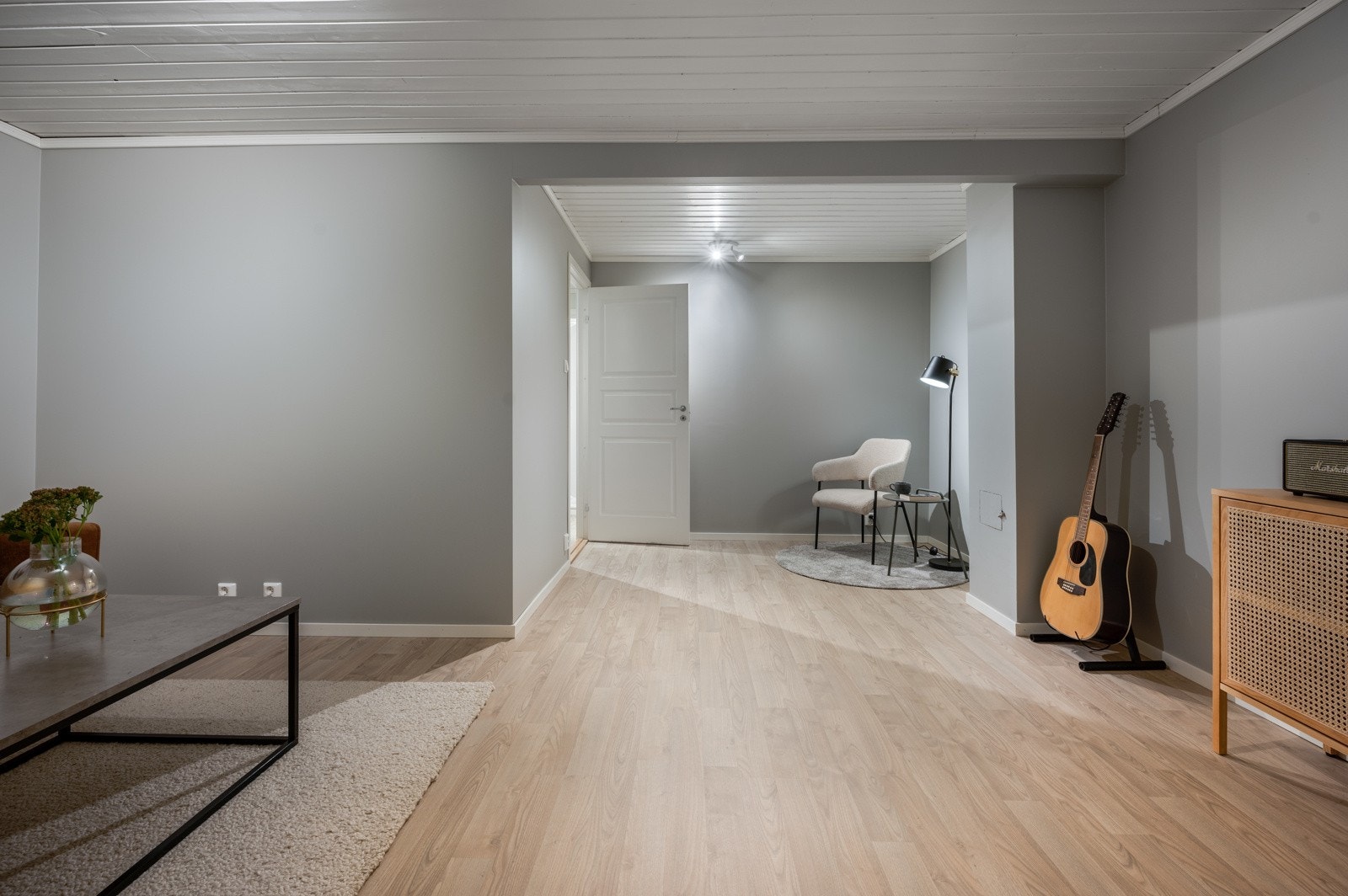 God belysning og fine farger gir kjellerstuen et innbydende utseende. Galleribilde