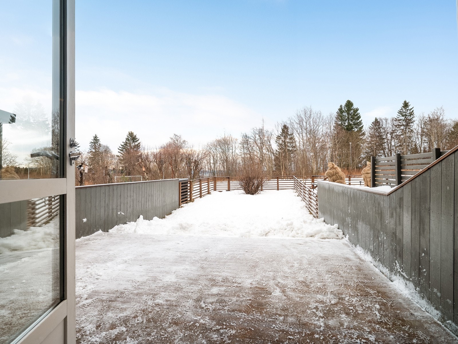 Fra stuen kan man gå direkte ut til nok en stor platting bak huset på hele 27 kvm. Galleribilde