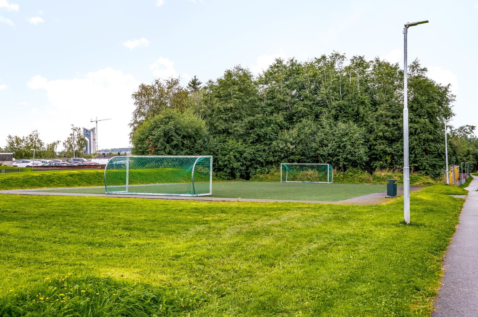 Like i nærheten av boligen finner man opptil flere grus-, gress- og kunstgressbaner for de som er glade i ballspill. Galleribilde