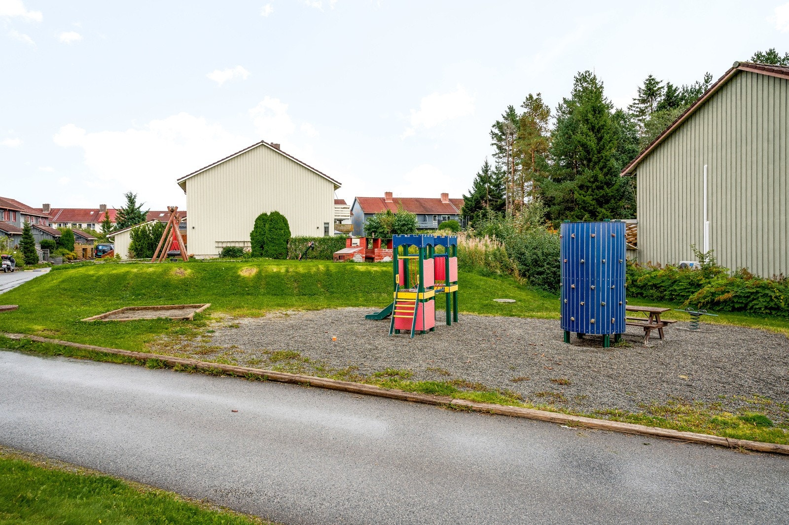 Området er godt tilrettelagt for barnefamilier med flere aktivitetstilbud og skole/barnehage like i nærheten. Galleribilde