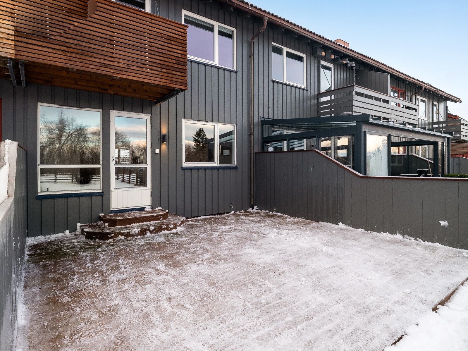 Høye skillevegger gir privatliv fra naboene. Galleribilde