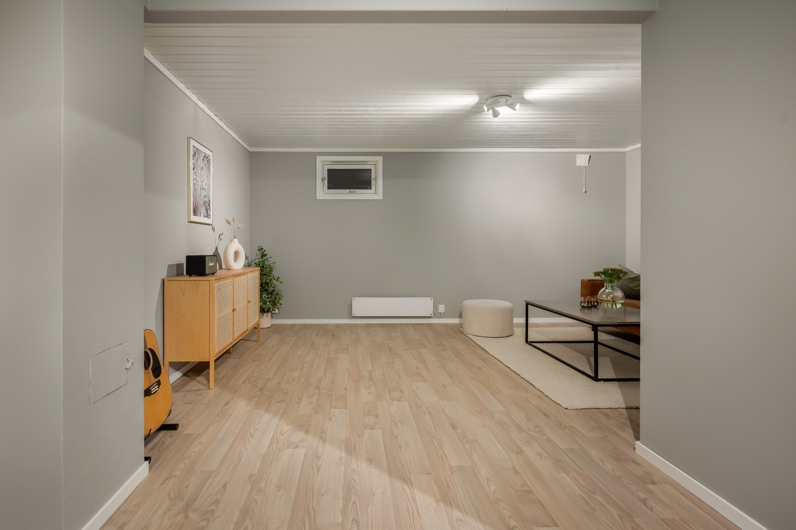 Boligen har et disp.rom i kjeller på hele 22,5 kvm, i dag benyttet som kjellerstue (rommet er ikke godkjent for varig opphold iht. byggemeldte tegninger). Galleribilde