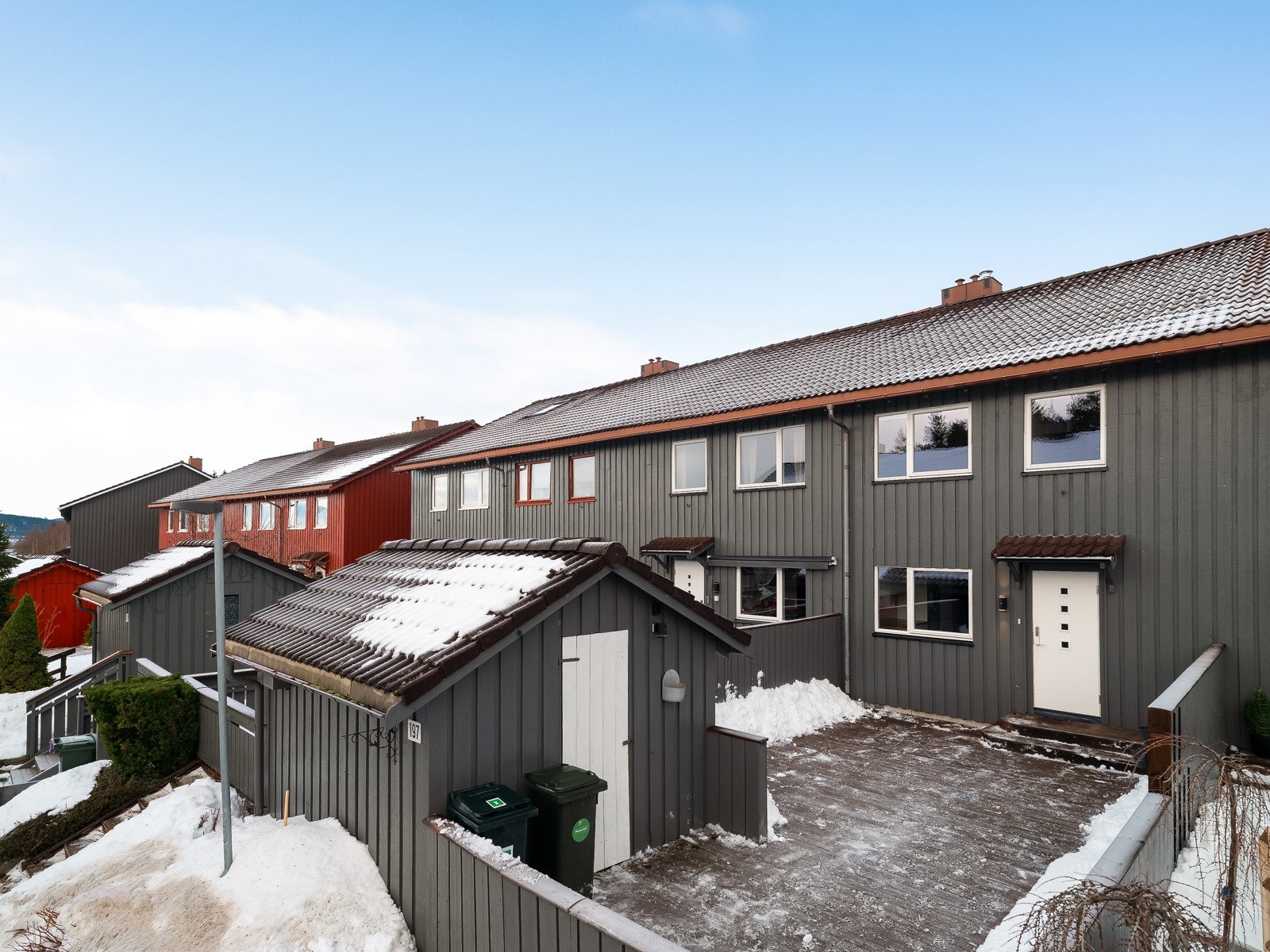 Boligen har et skjermet inngangsparti som gir et mer privat og bruksvennlig område. Galleribilde