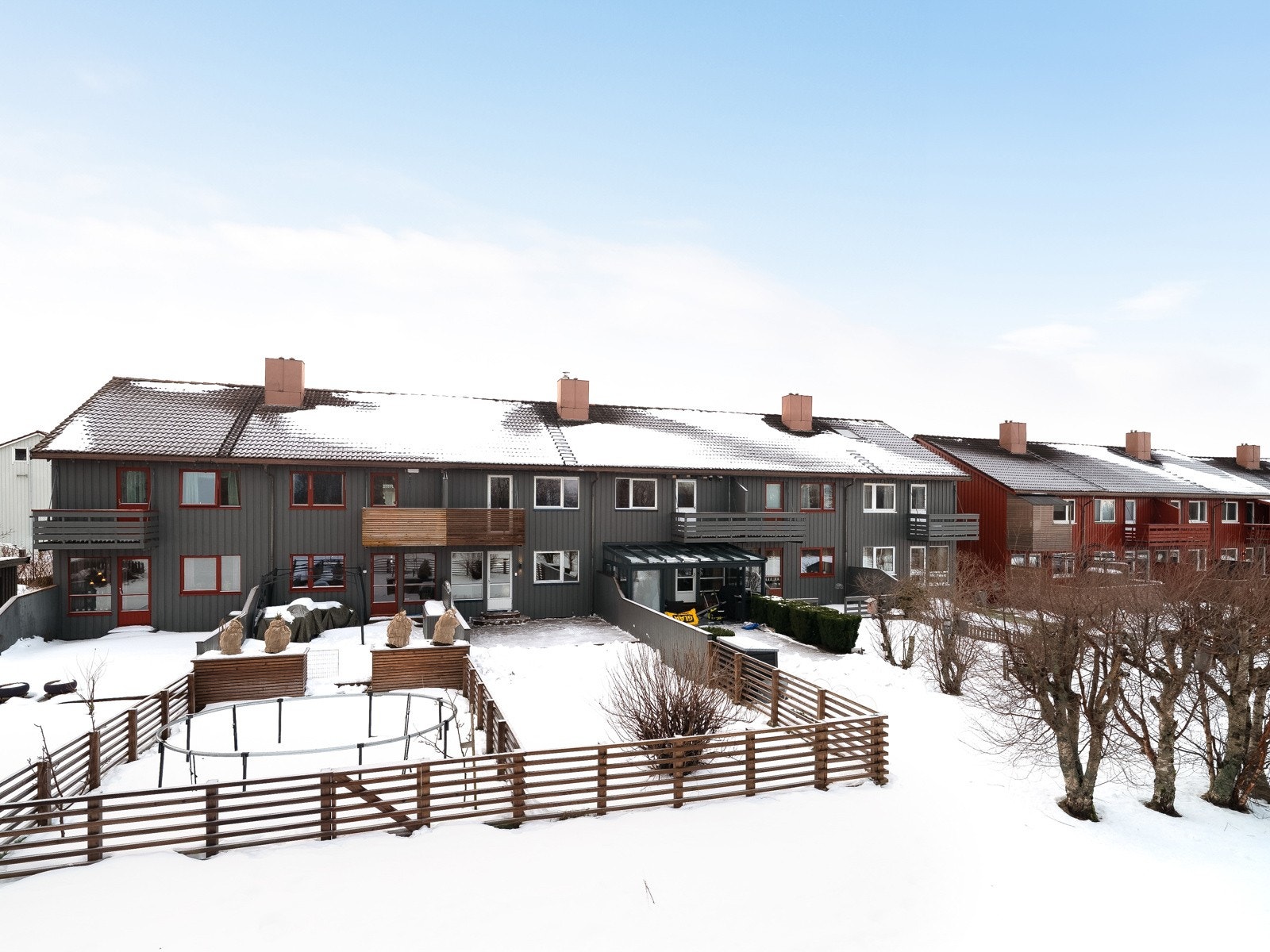 Rekkehuset nyter godt av sin beliggenhet med store uteområder også utenfor tomtegrensen. Galleribilde