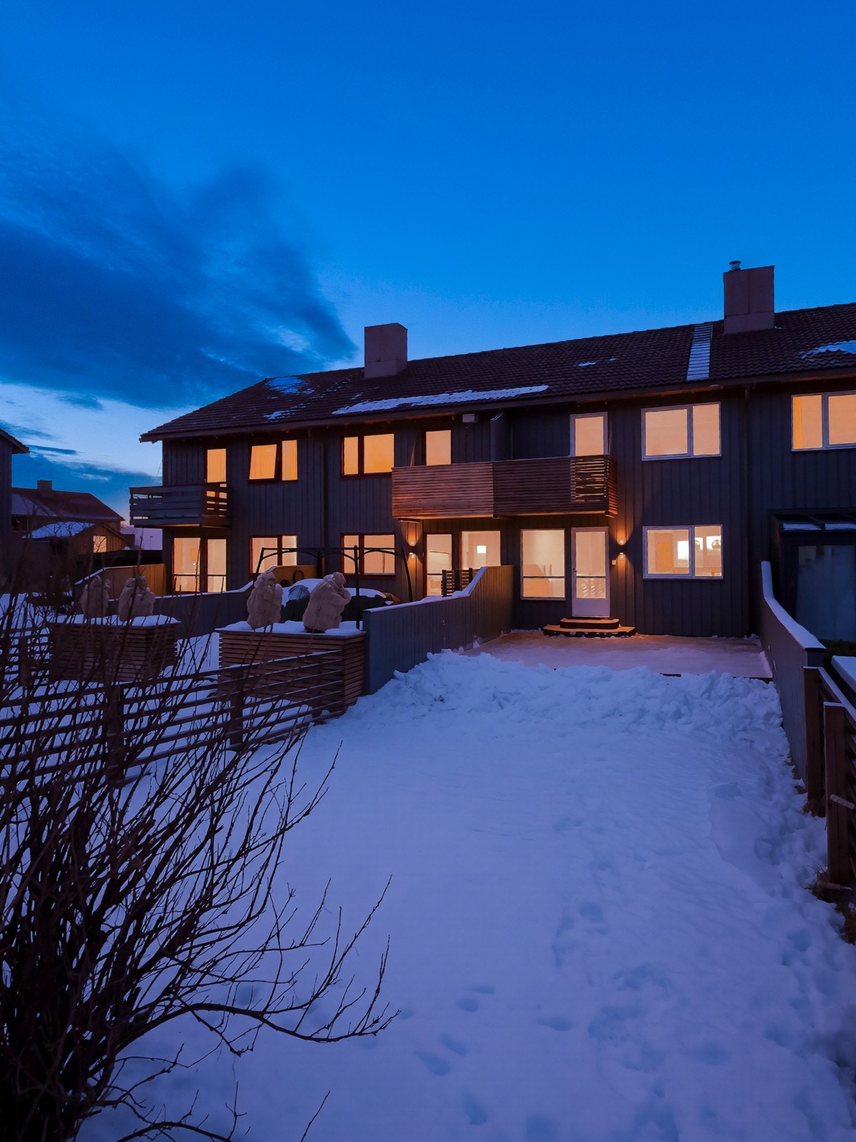 På vinterstid kommer boligens sjarm ekstra godt frem med varme og stemningsfulle lys. Galleribilde