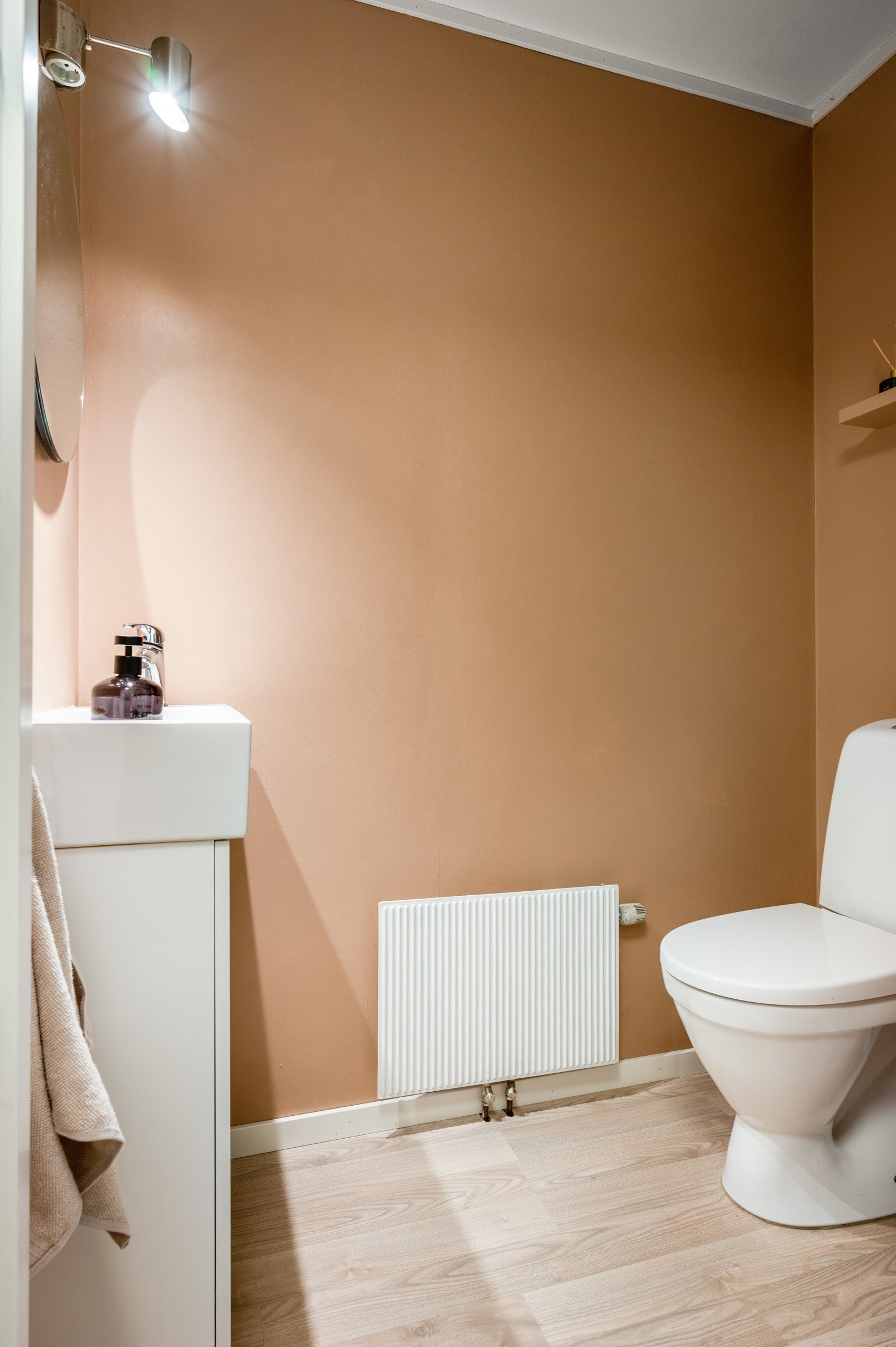 Praktisk toalettrom i gangen i 1. etasje. Galleribilde