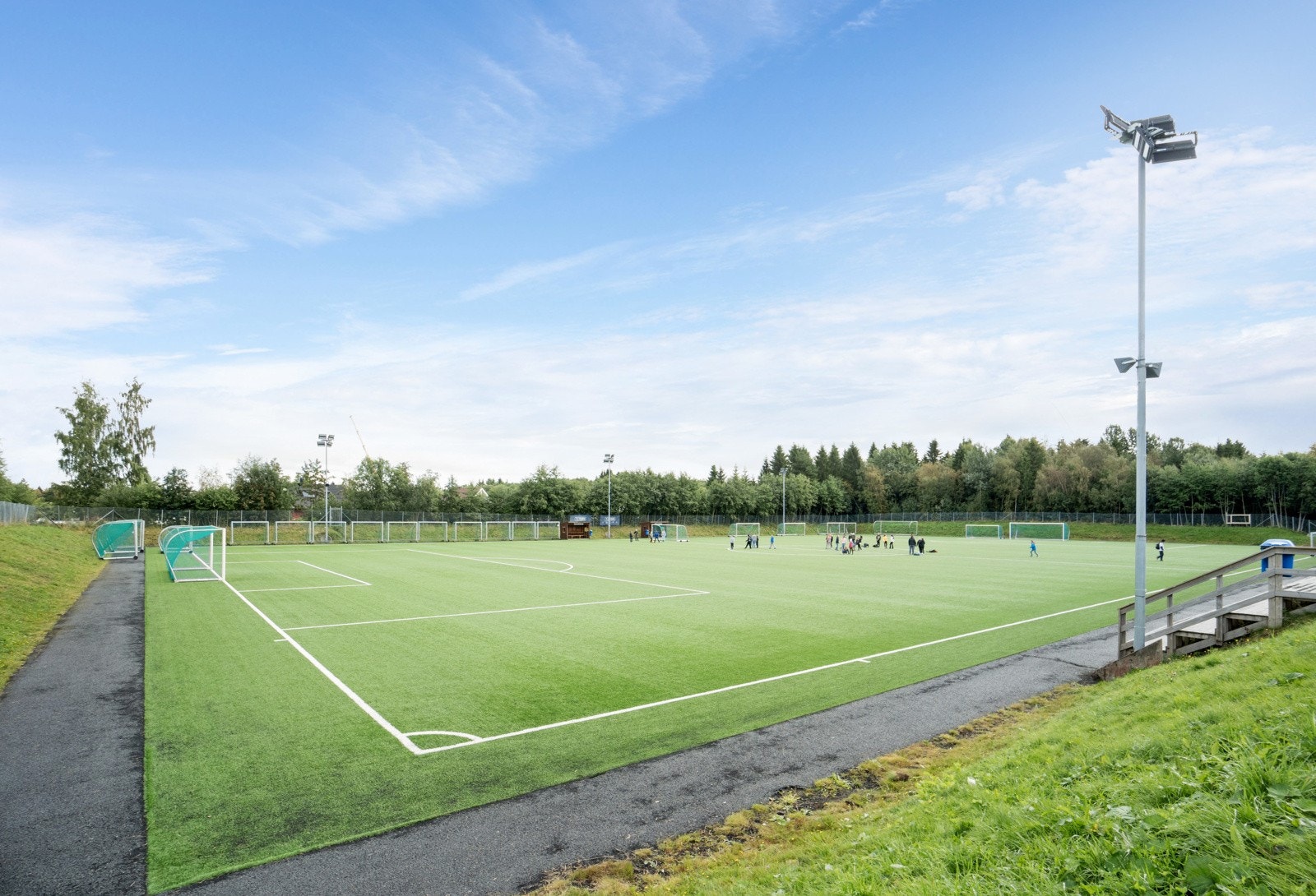 Tiller IL har en flott kunstgressbane beliggende ved Tonstad skole - ca. 8 minutters gåtur unna. Galleribilde