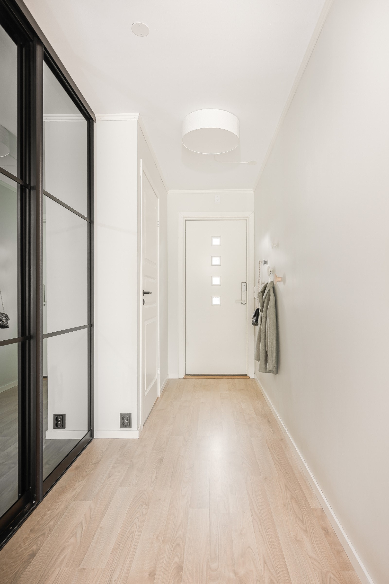 Svært praktisk gang med innfelt skyvedørsgarderobe som gir gode oppbevaringsmuligheter. Galleribilde