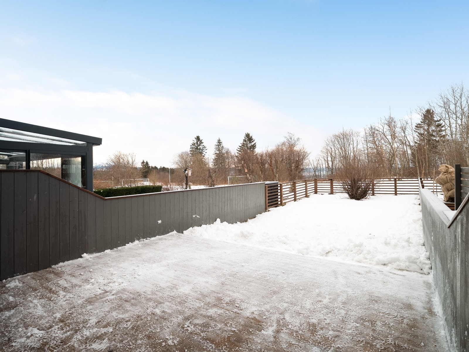 Flott uteområde med god plass til uteaktiviteter for hele familien. Galleribilde