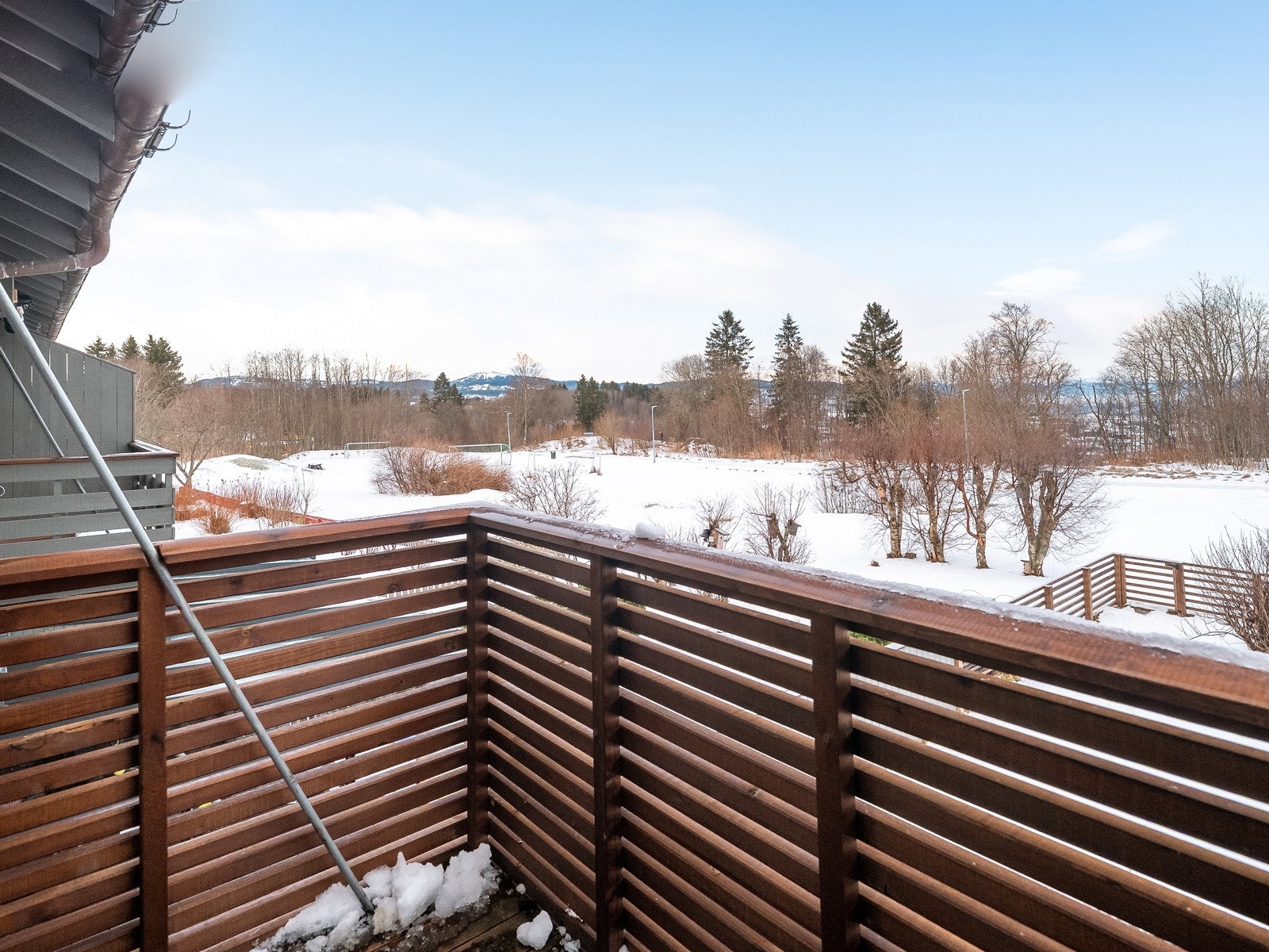 Dør ut til egen balkong fra hovedsoverommet i 2. etasje. Galleribilde