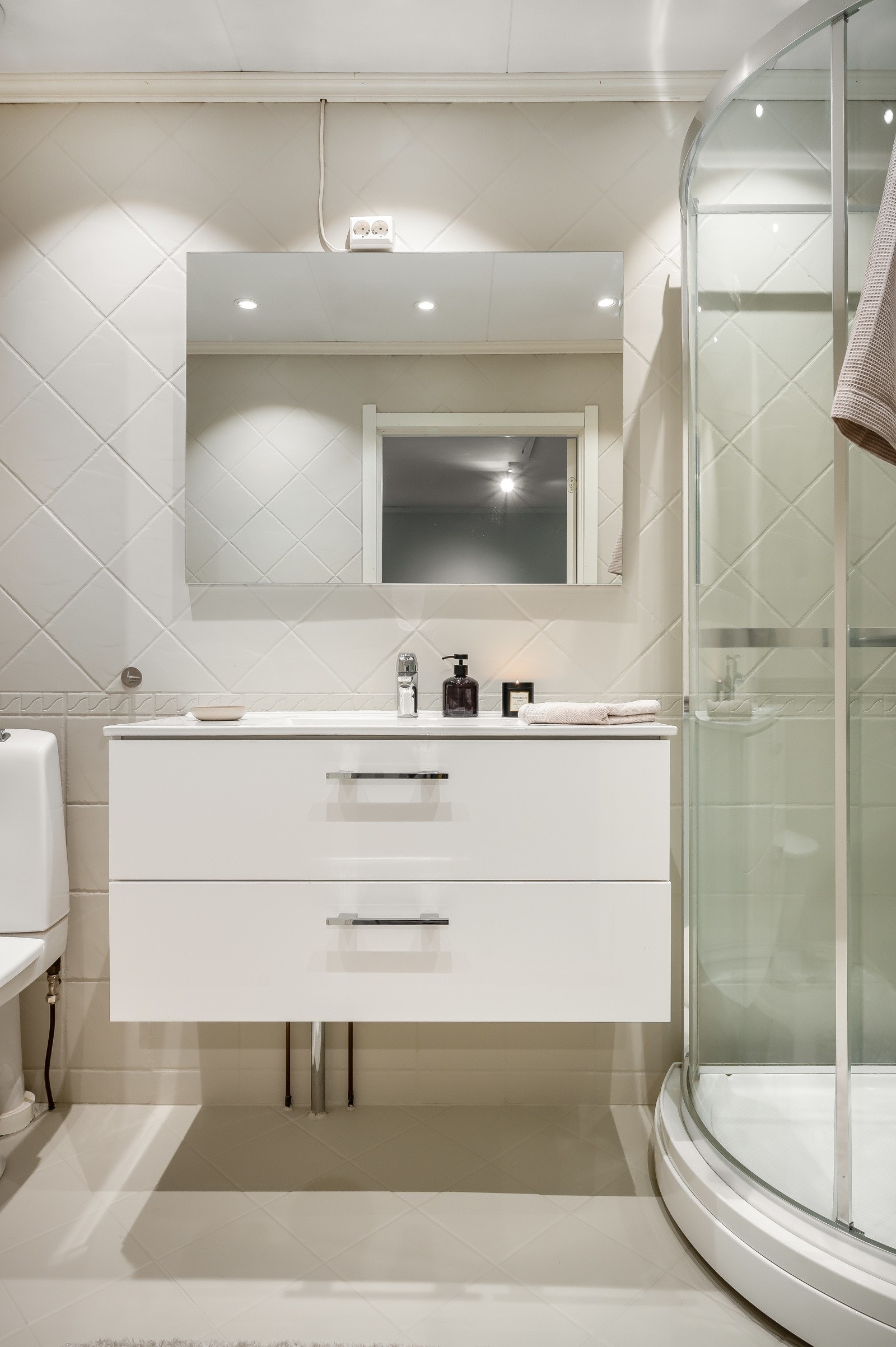 Badet har meget god belysning med downlights i taket. Galleribilde