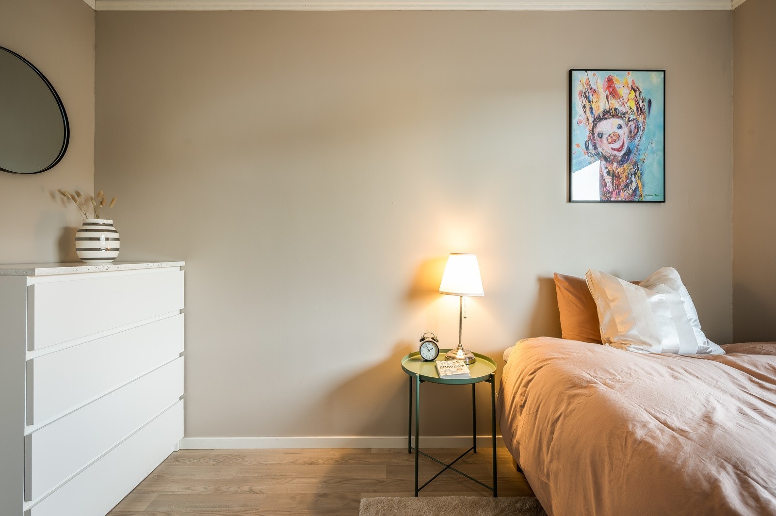 Behagelige farger gir soverommet en lun og rolig atmosfære. Galleribilde