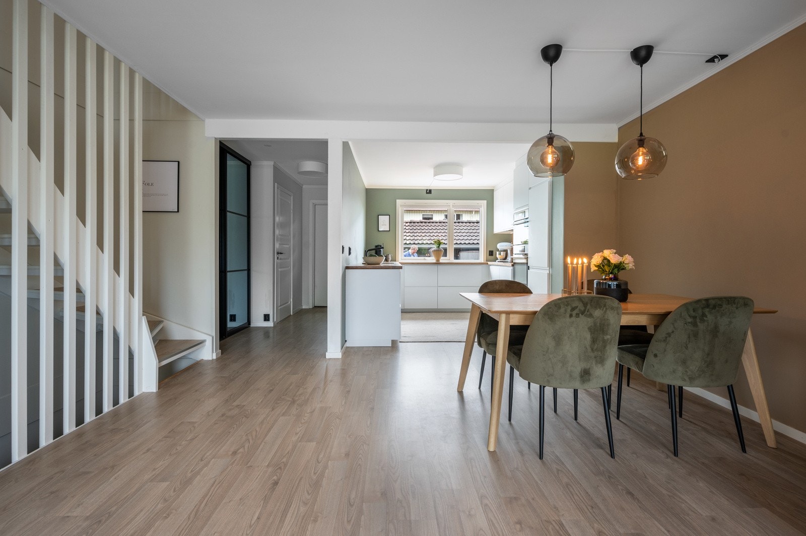 Fra gangen beveger vi oss inn i stuen med lune farger som skaper en meget behagelig atmosfære. Galleribilde