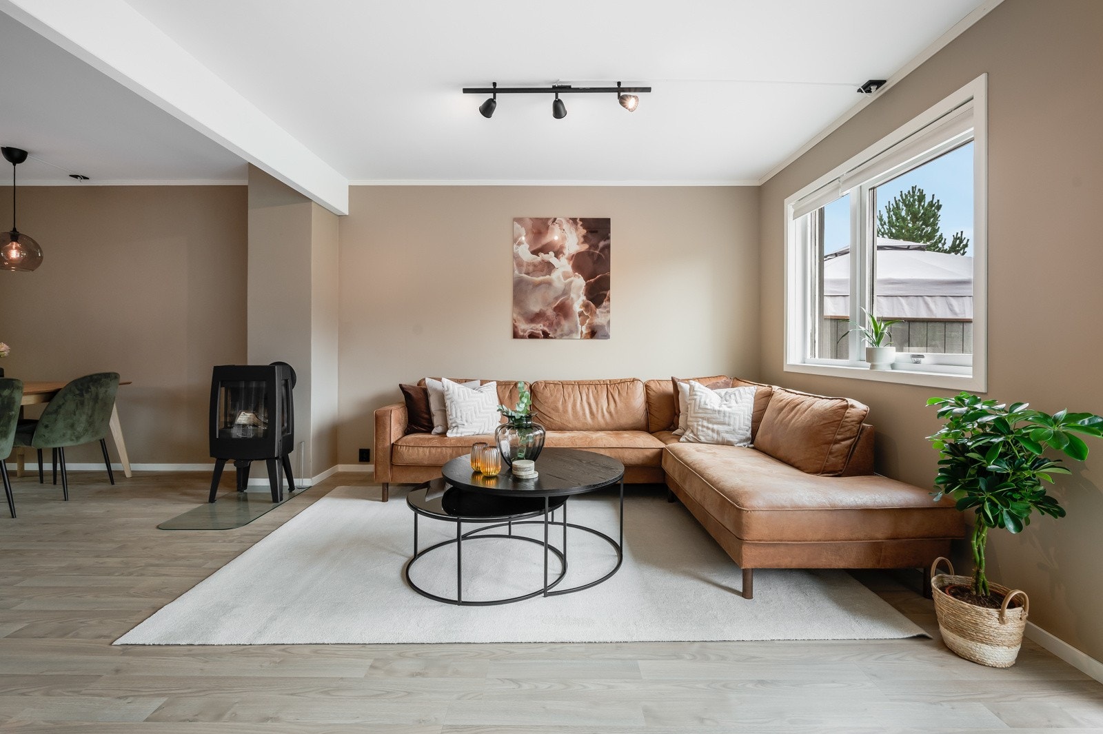 Stuen er på hele 35,5 kvm, og gir mange muligheter for møblering etter eget ønske. Galleribilde