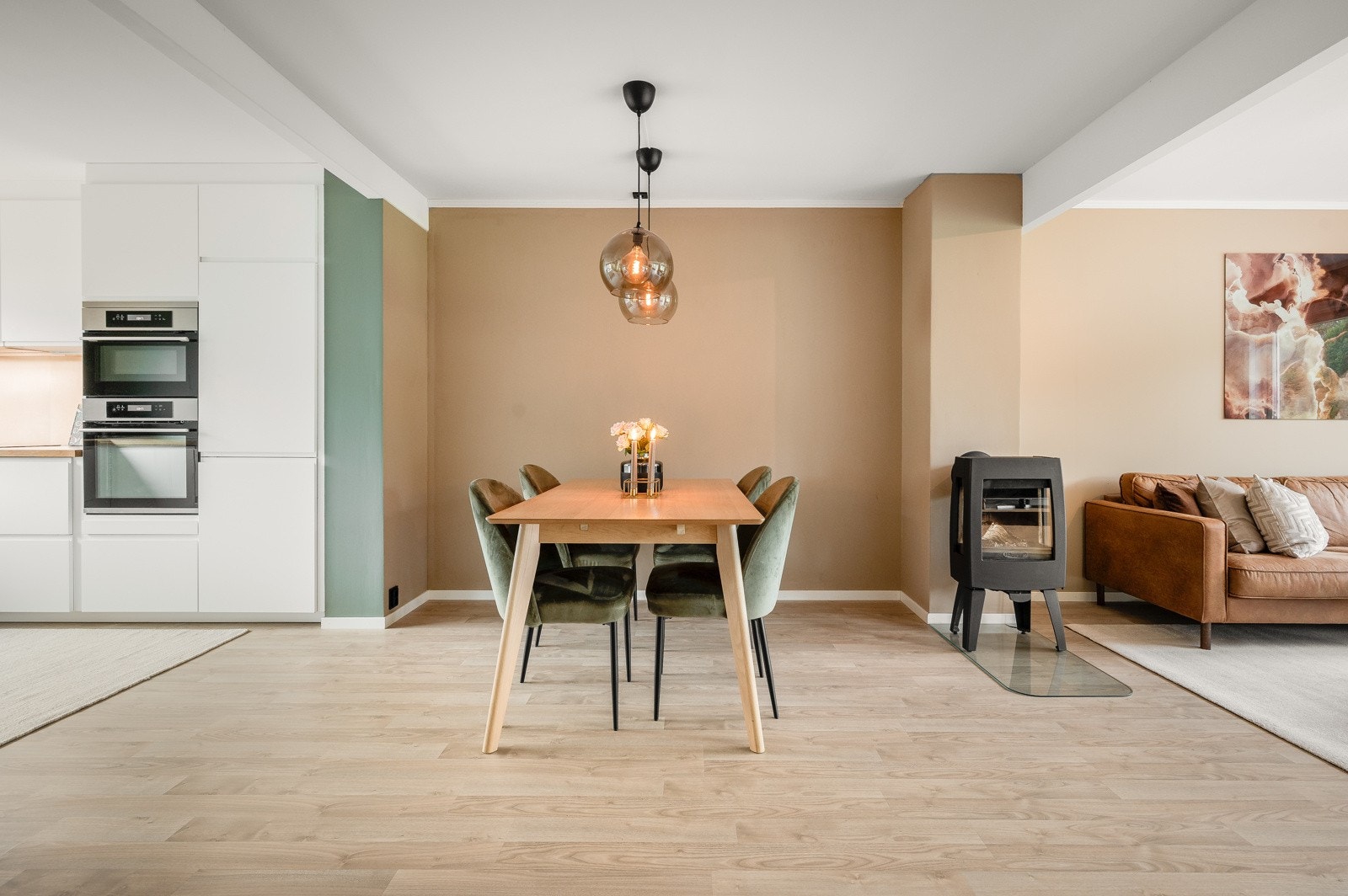 God plass for etablering av spisegruppe med behagelig belysning. Galleribilde