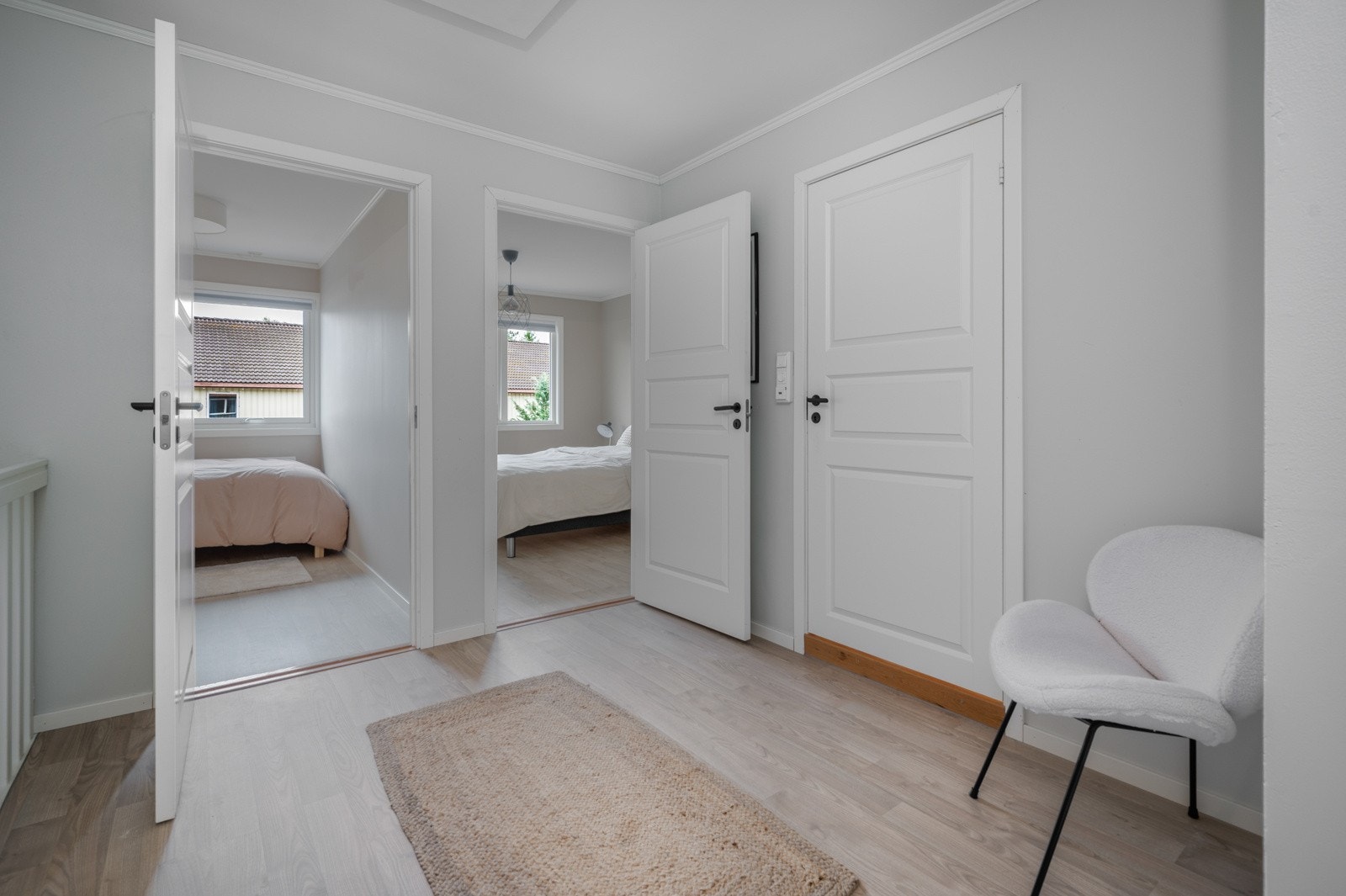 Praktisk planløsning i 2. etasje med gang som gir enkel adgang til alle tre soverom og badet. Galleribilde