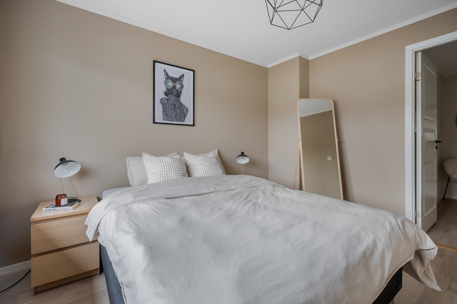 Smakfulle detaljer gir også dette soverommet et svært moderne utseende. Galleribilde