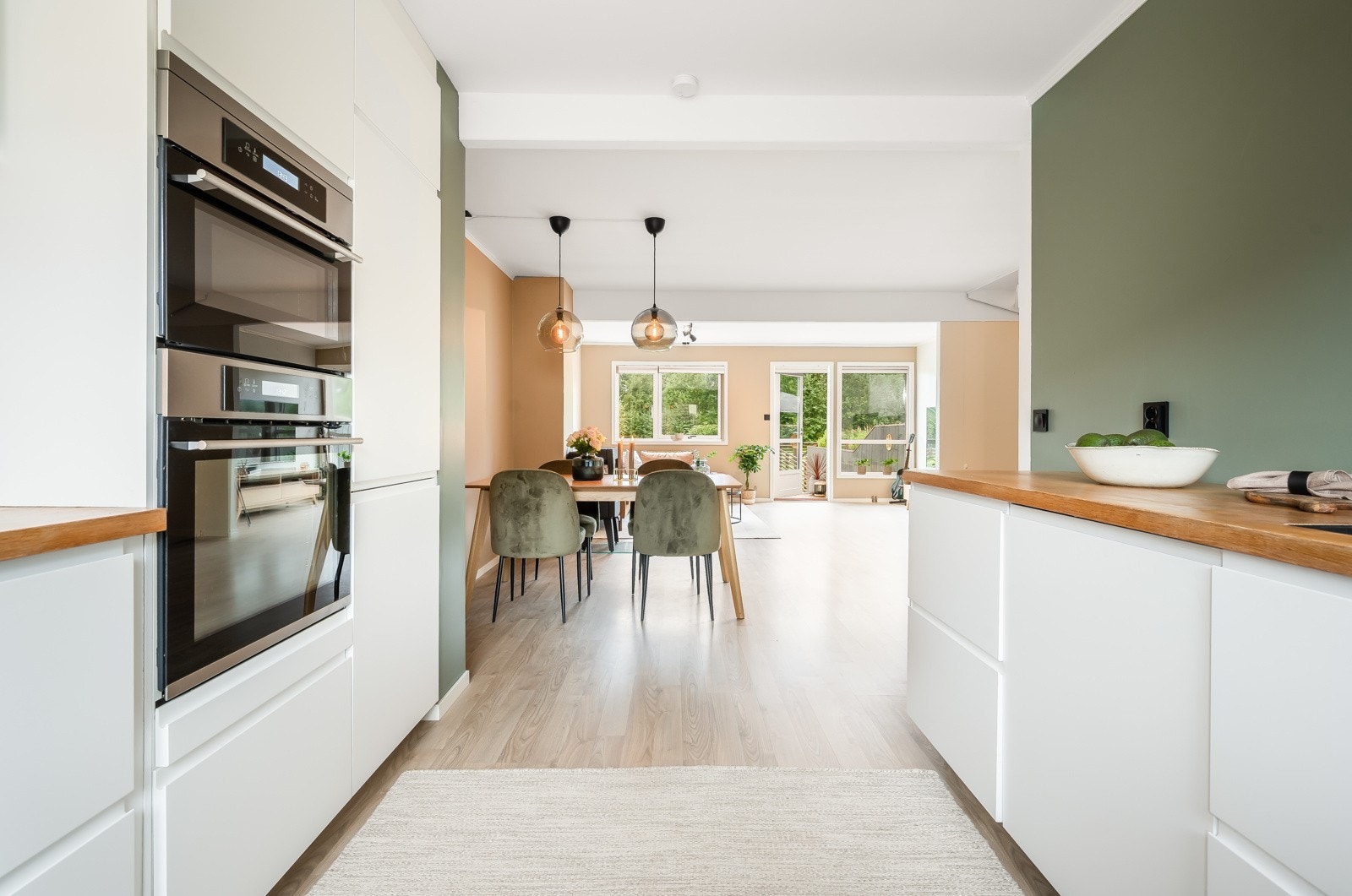 Fra kjøkkenkroken har man utsikt ut over hele stuen. Galleribilde