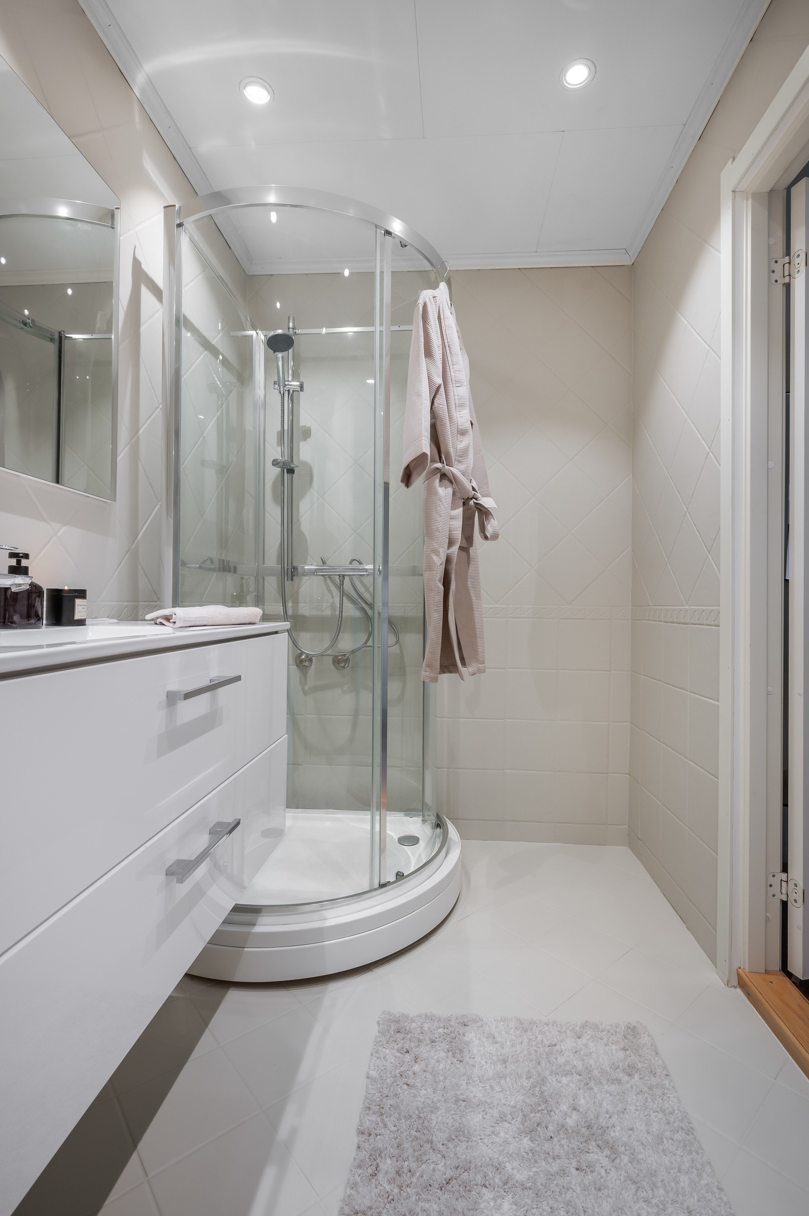 Pene gulv- og veggfliser gir badet et elegant særpreg. Galleribilde