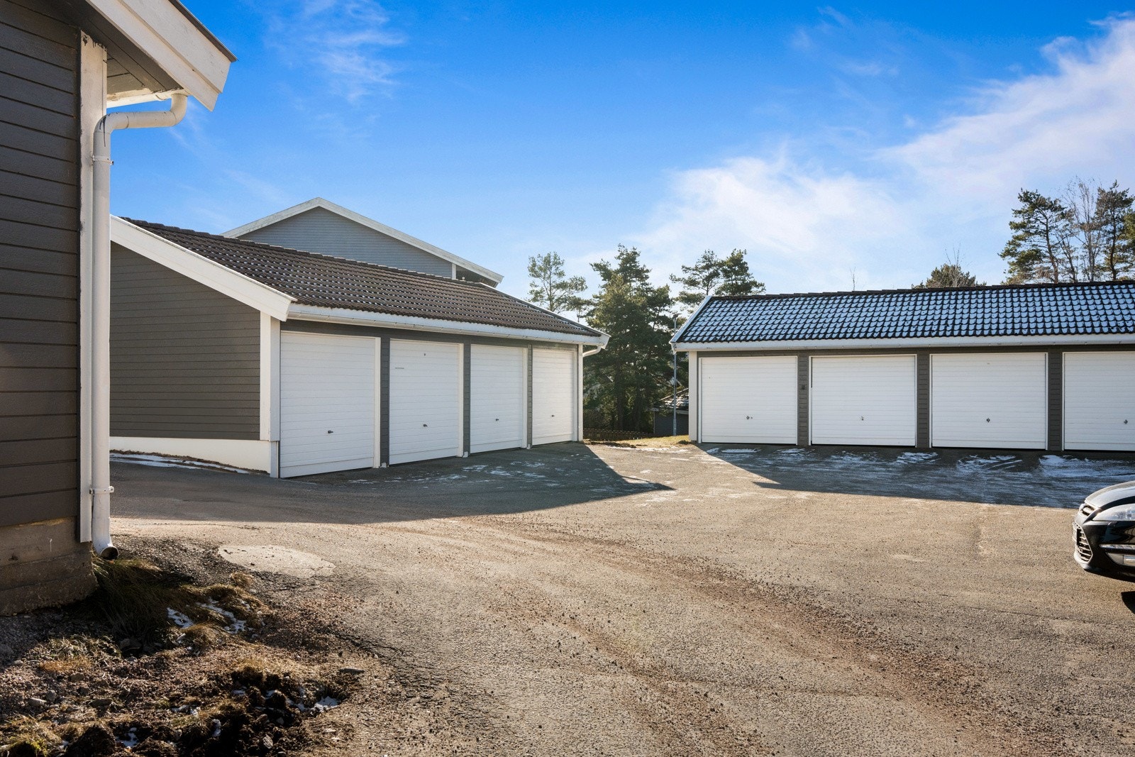 Det er to garasjeplasser til leiligheten, på totalt 27 kvm. Galleribilde