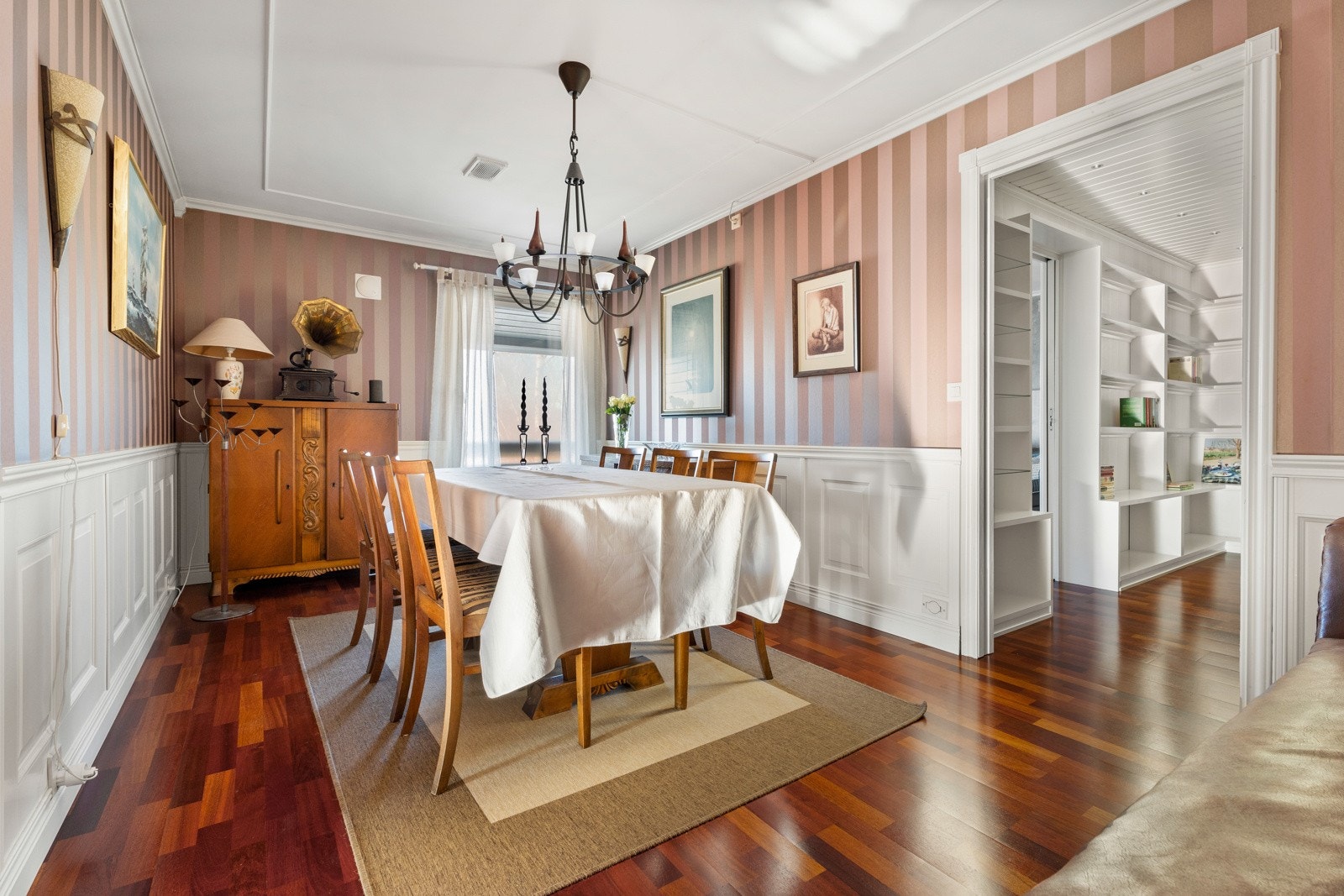 Det er spisestue på 15 kvm. Galleribilde