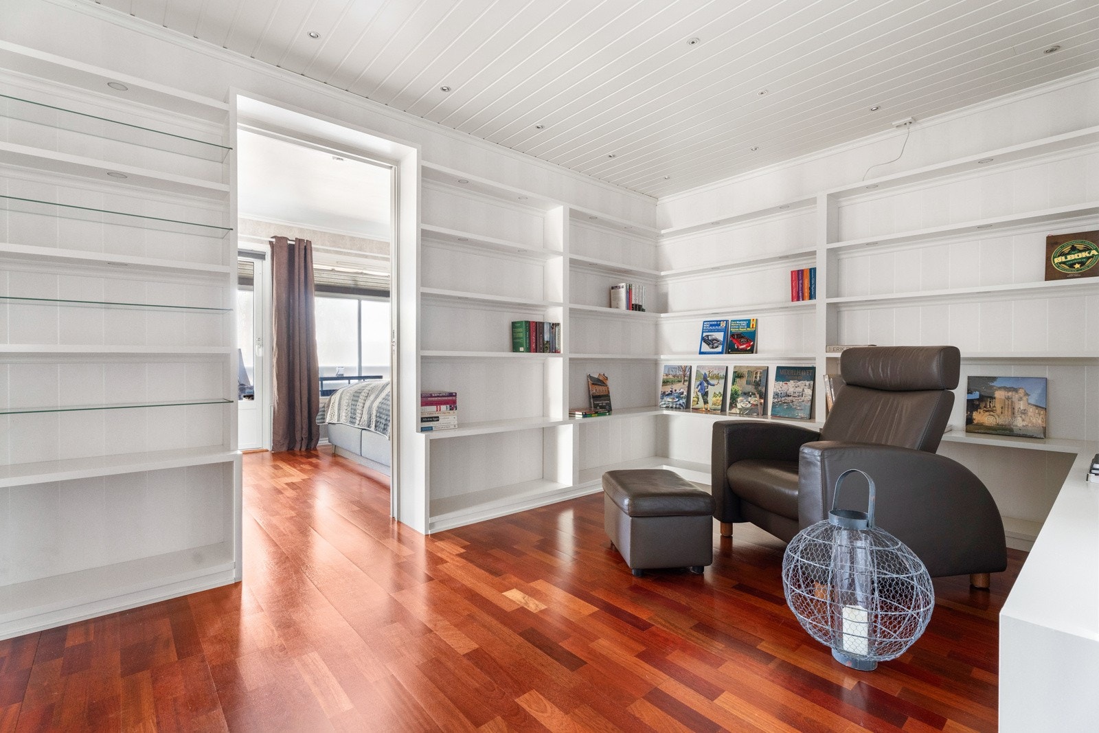 Bibliotek mellom soverommene. Galleribilde