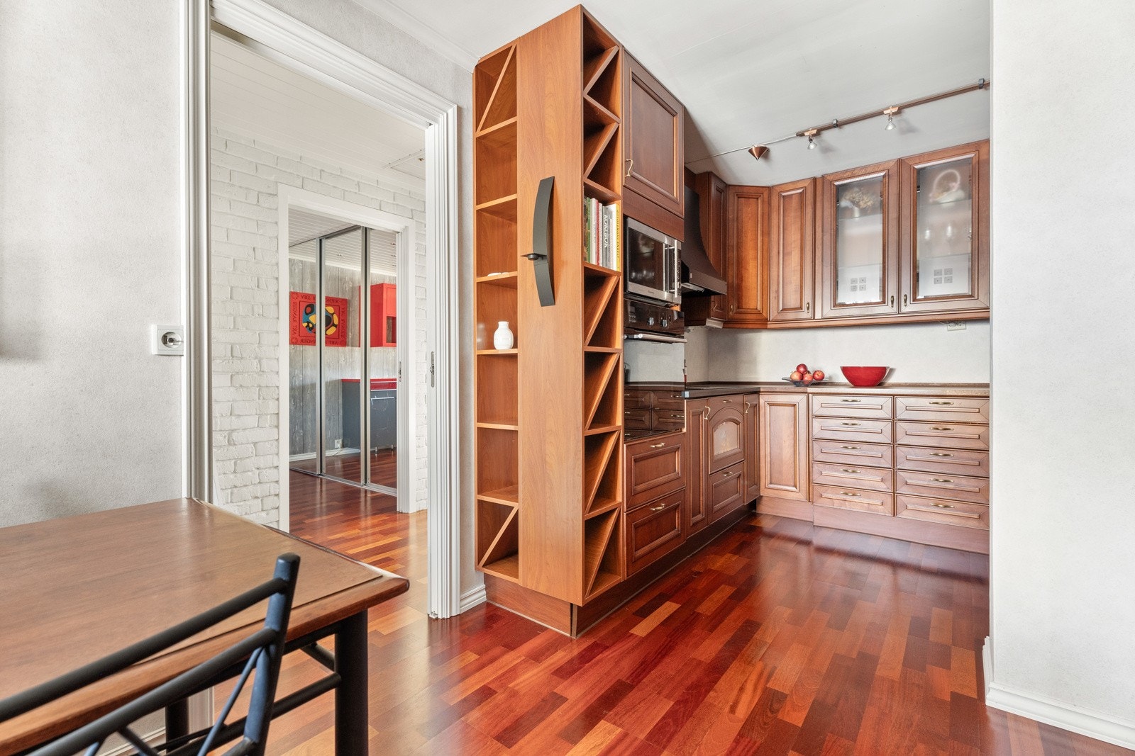 Det er parkett på gulv i alle rom utenom vaskerom. Galleribilde