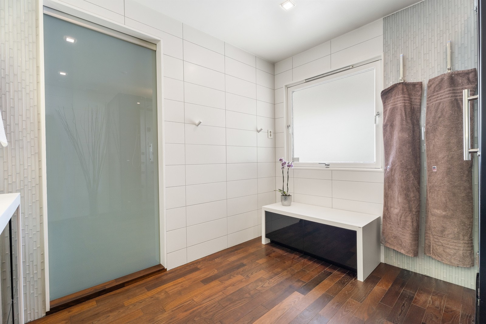 Badet ble fornyet i 2016 slik den fremstår i dag, med elektrisk skyvedør og frostetglass Galleribilde