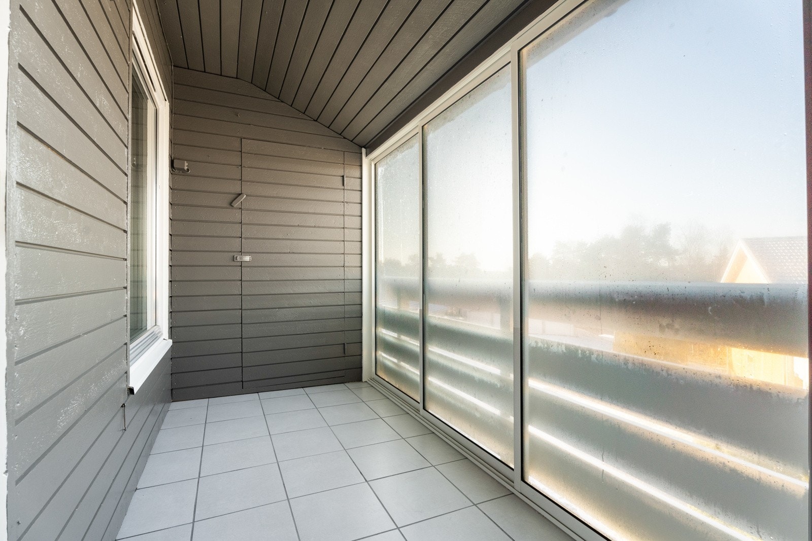 Montert innglassing på balkong i 2016. Galleribilde