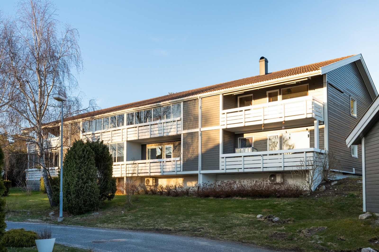 Bygningen og garasjer ble malt i 2023. Galleribilde