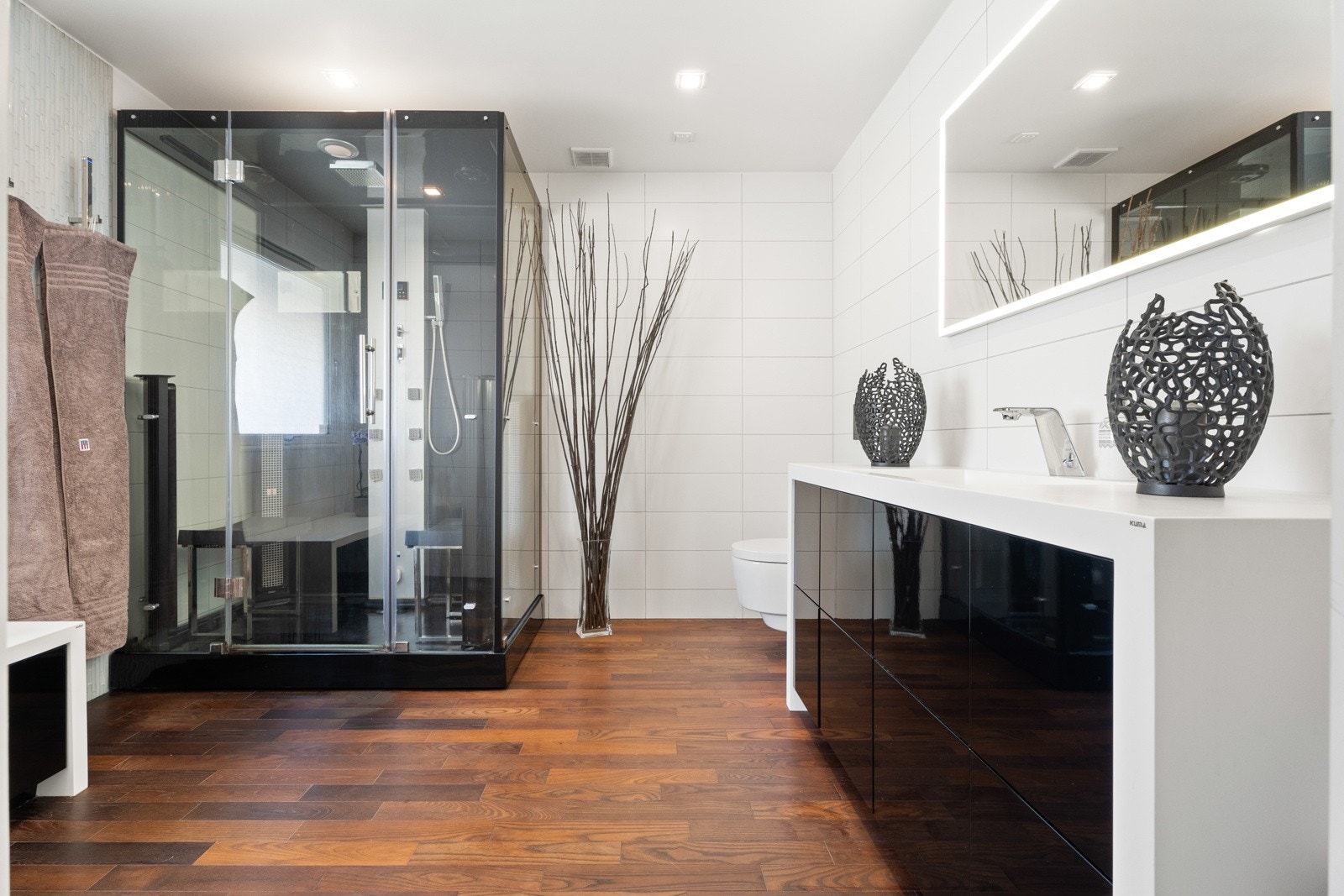 Moderne bad med stor dusj. Galleribilde