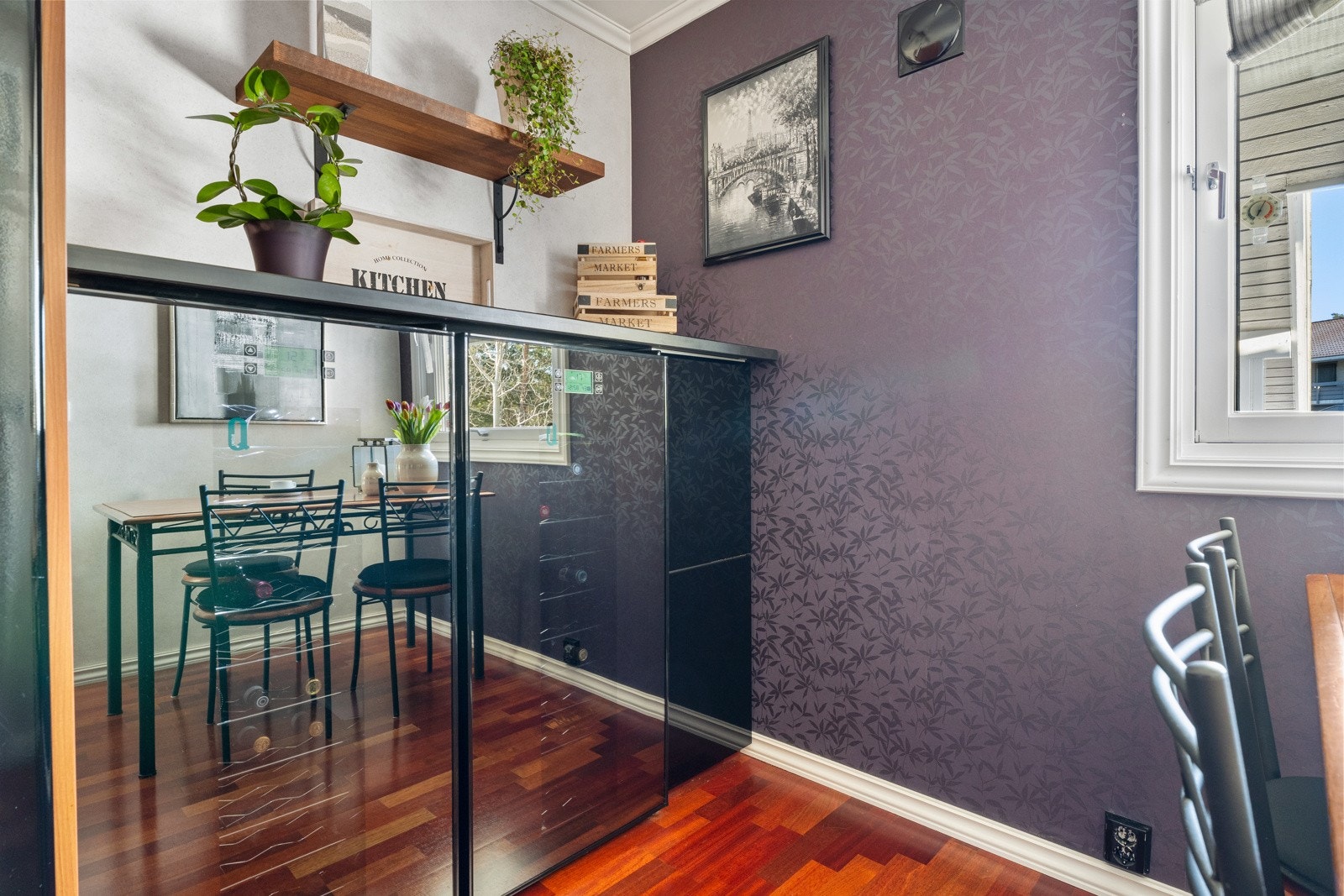 Det er montert vinskap. Galleribilde