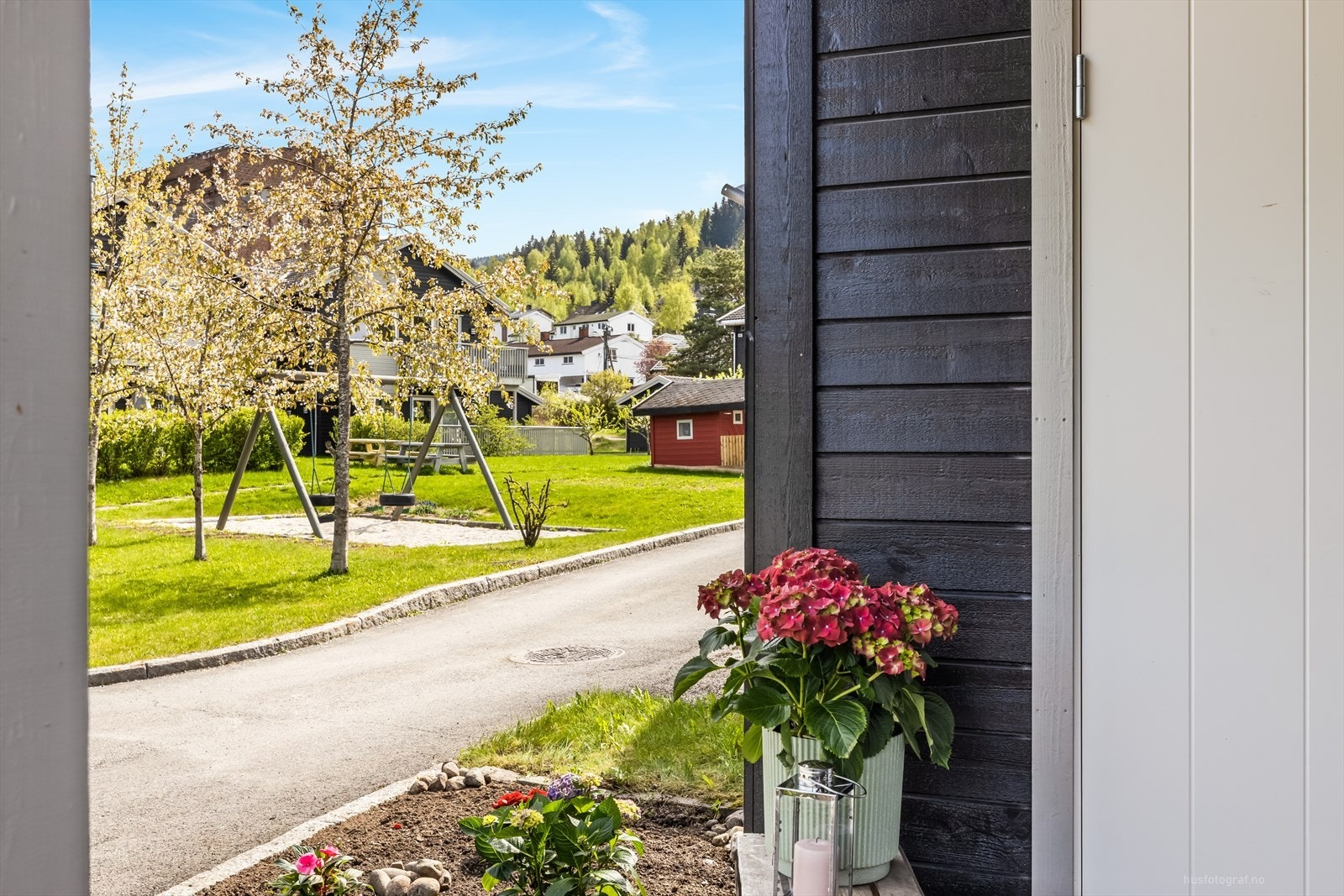 Felles lekeplass for sameiet like utenfor inngangsdøren! Galleribilde