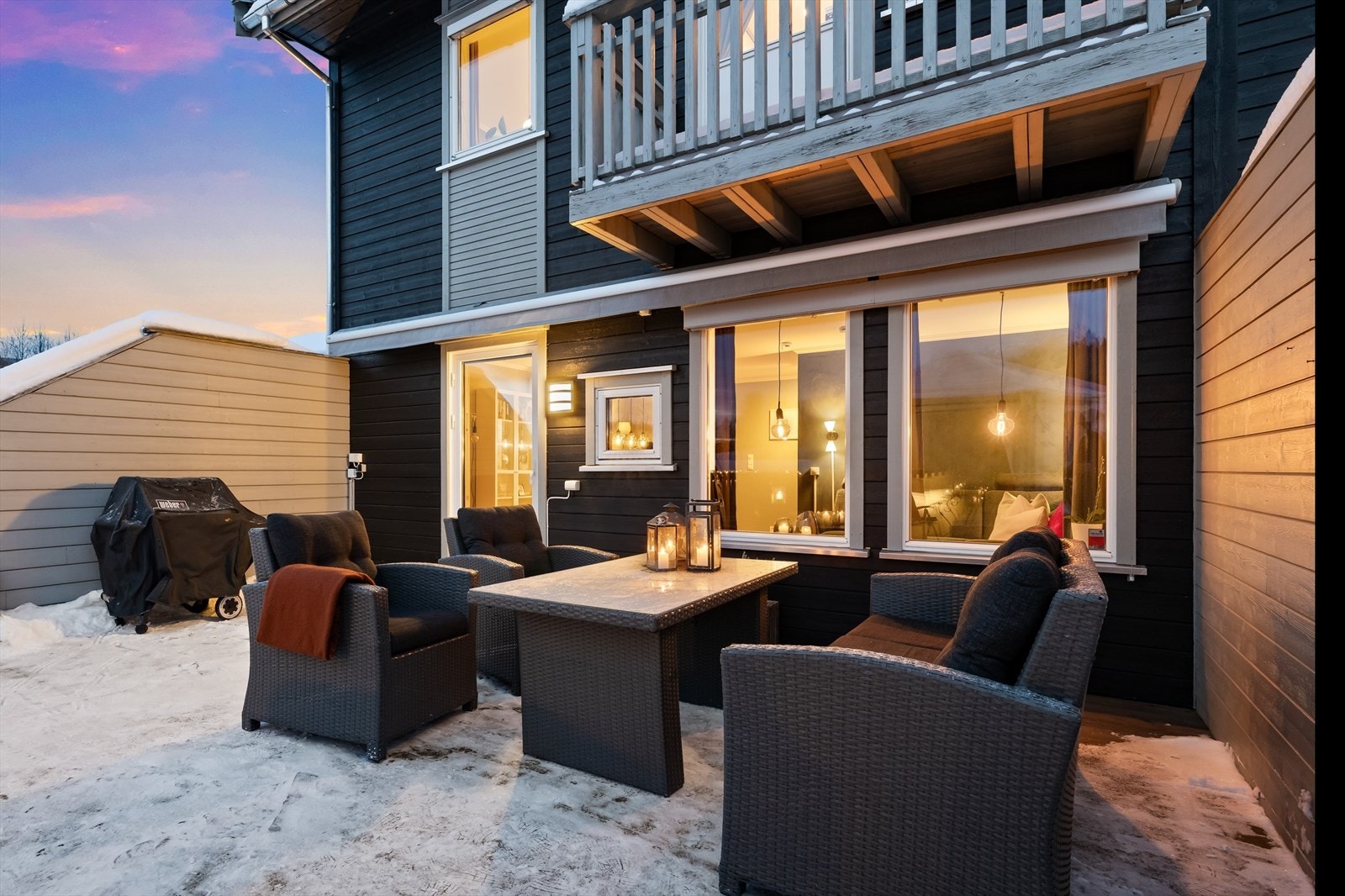 Syd-vestvendt terrasse på ca. 38 m² med gode solforhold og motorisert markise. Galleribilde