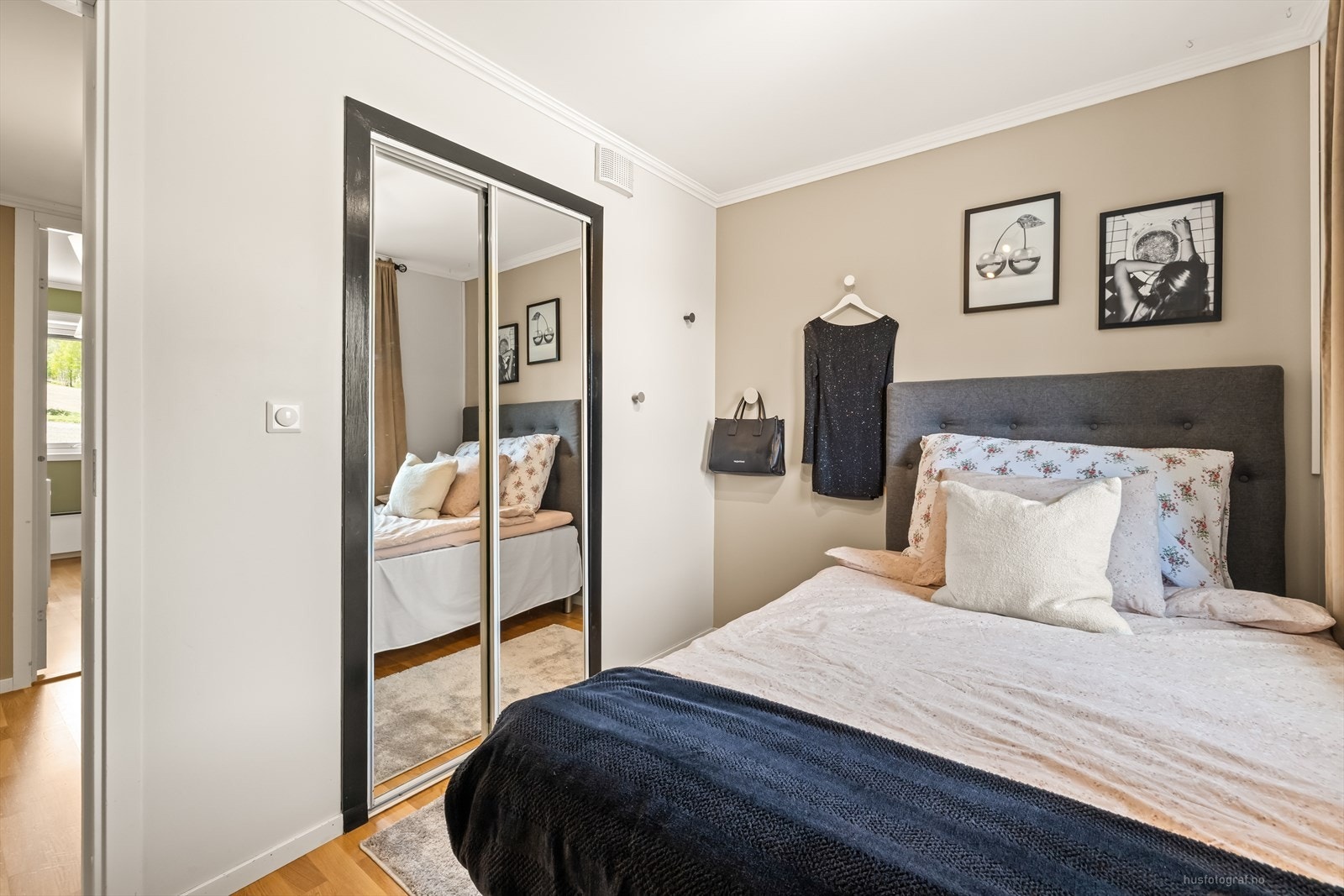 Soverom 2 med innebygget skyvedørsgarderobe. Galleribilde