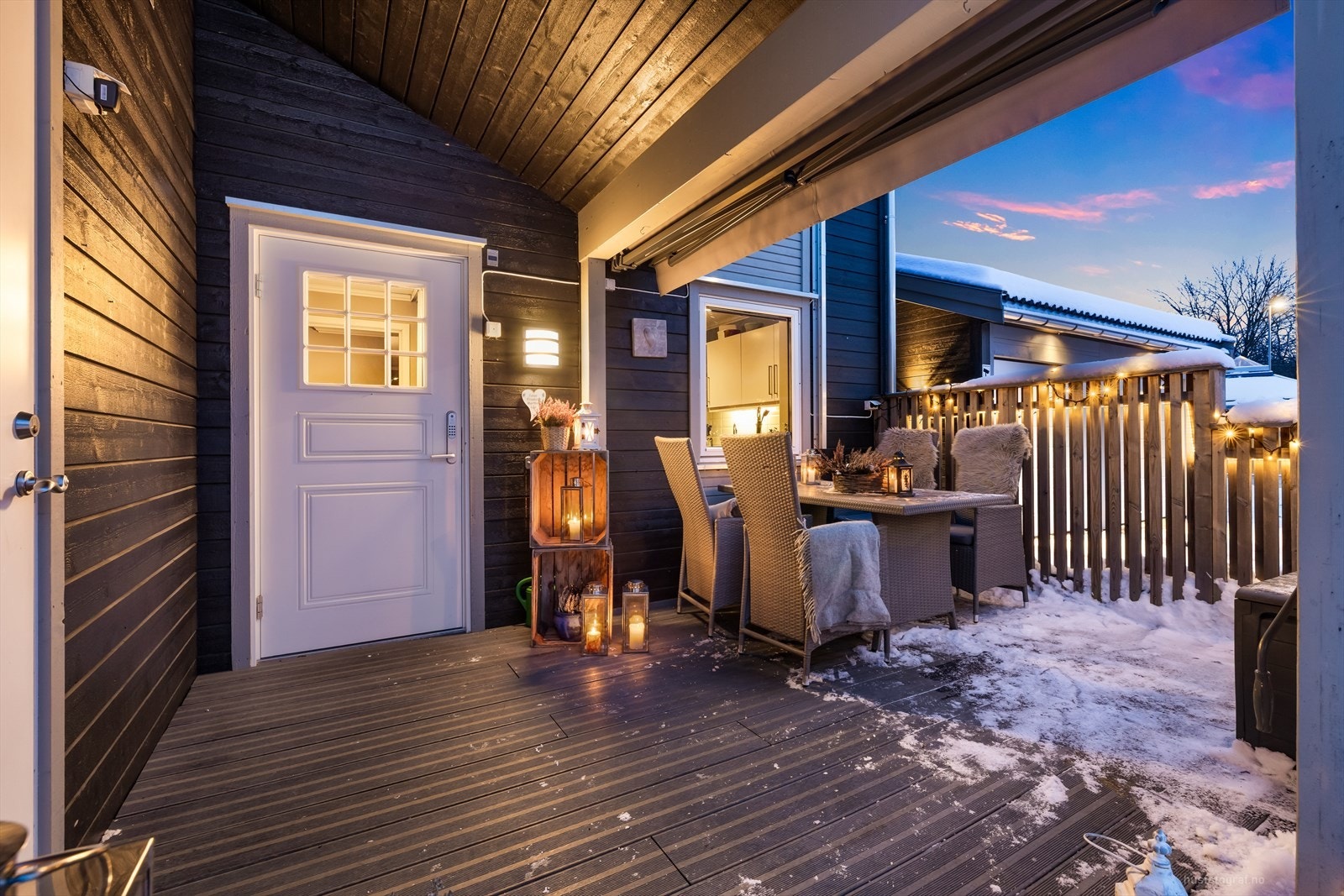 Terrassen ved inngangspartiet er på ca. 14 m² og har markise. Galleribilde