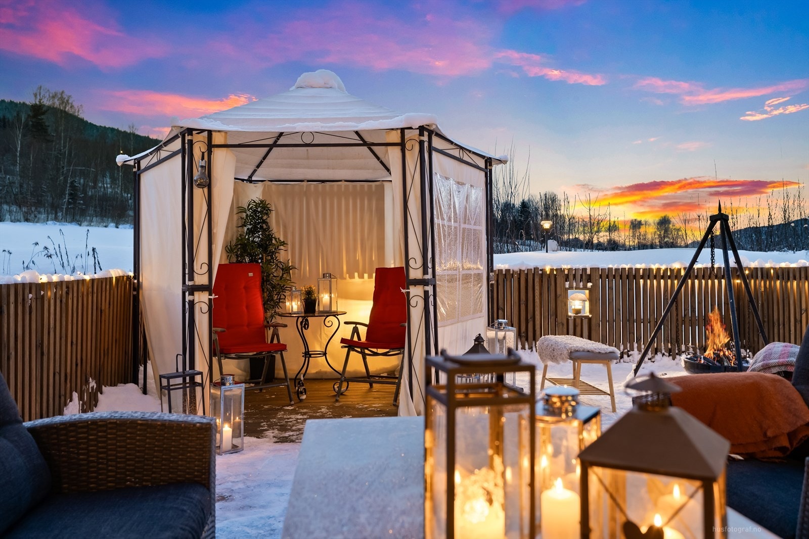 Selger har påkostet og gjennomført utebelysning som gir hyggelig utsyn fra stuen hele året. Galleribilde