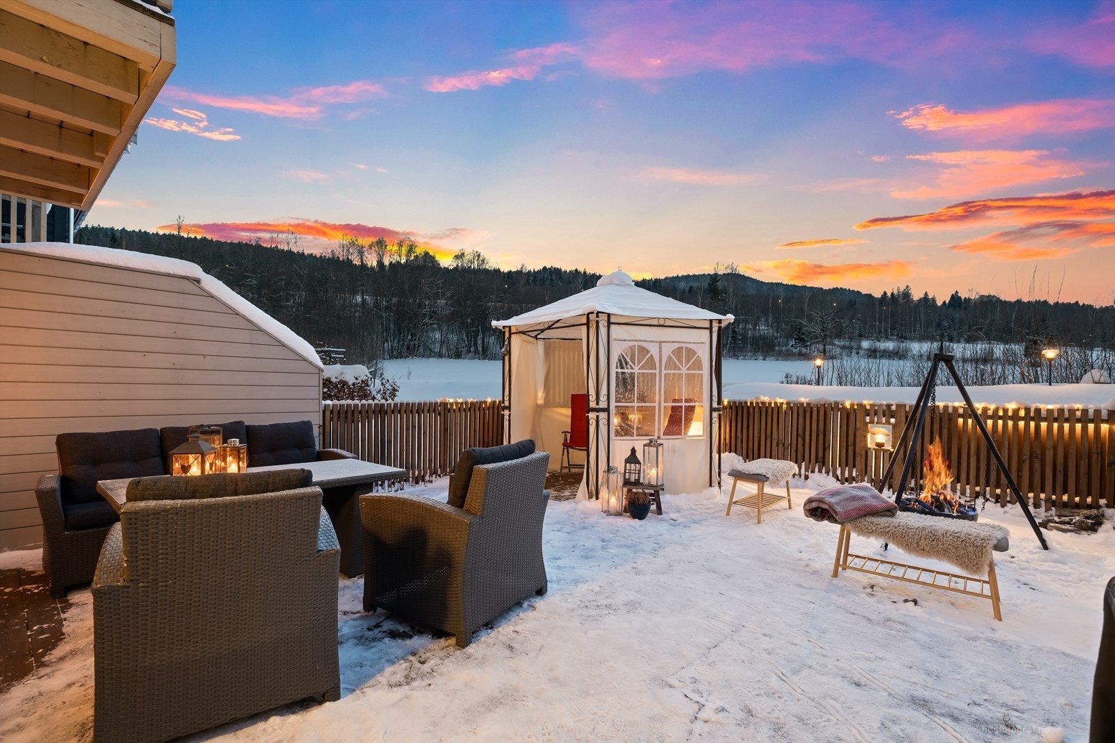 Boligen har endebeliggenhet med stor syd-vestvendt terrasse uten innsyn. Galleribilde