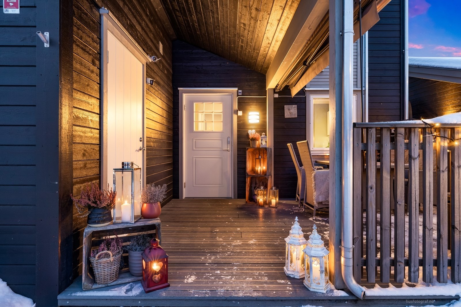 Overbygget inngangsparti med tilkomst til utebod. Galleribilde