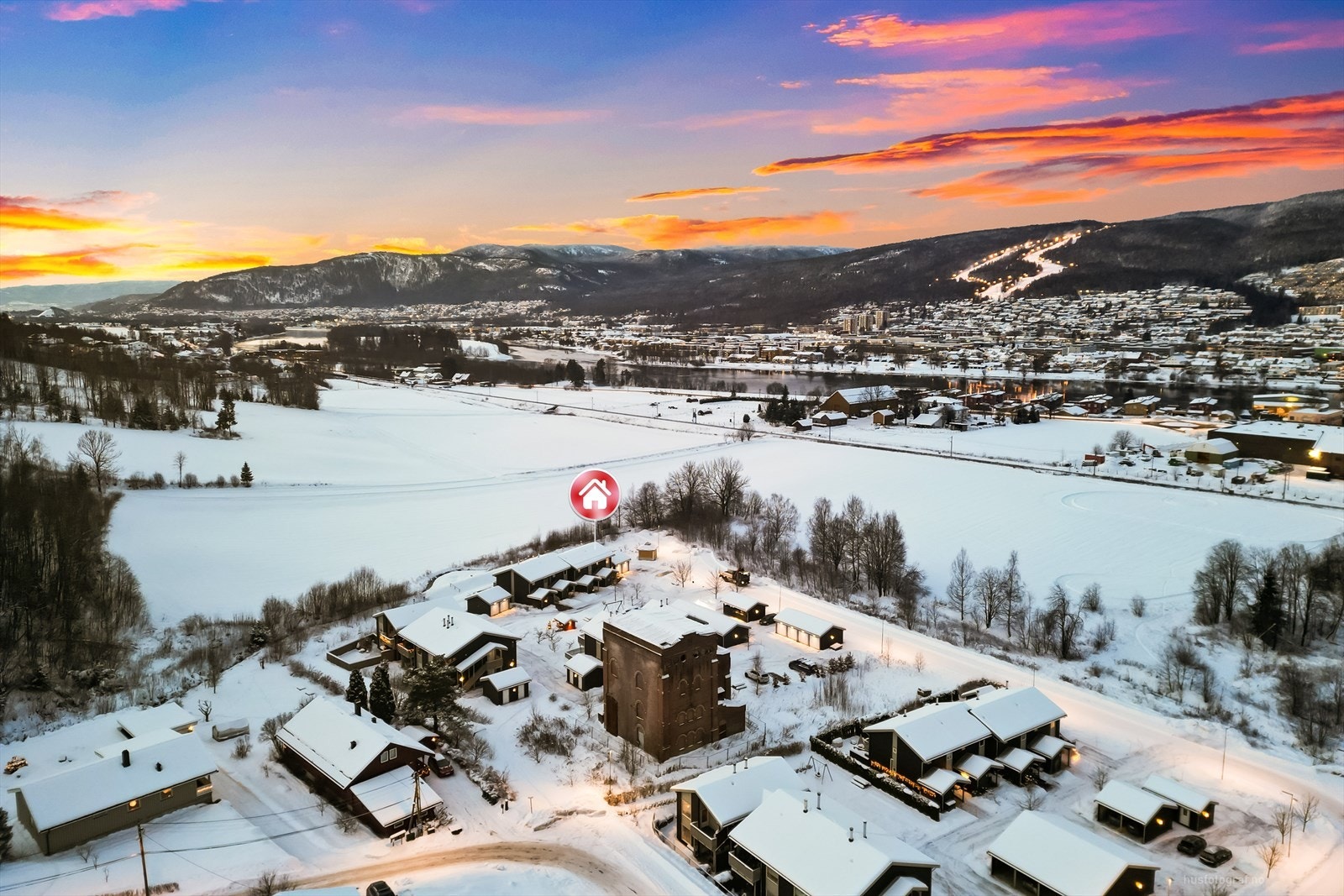 Her bor man i et etablert og barnevennlig nabolag med nærhet til barne- og ungdomsskole Galleribilde