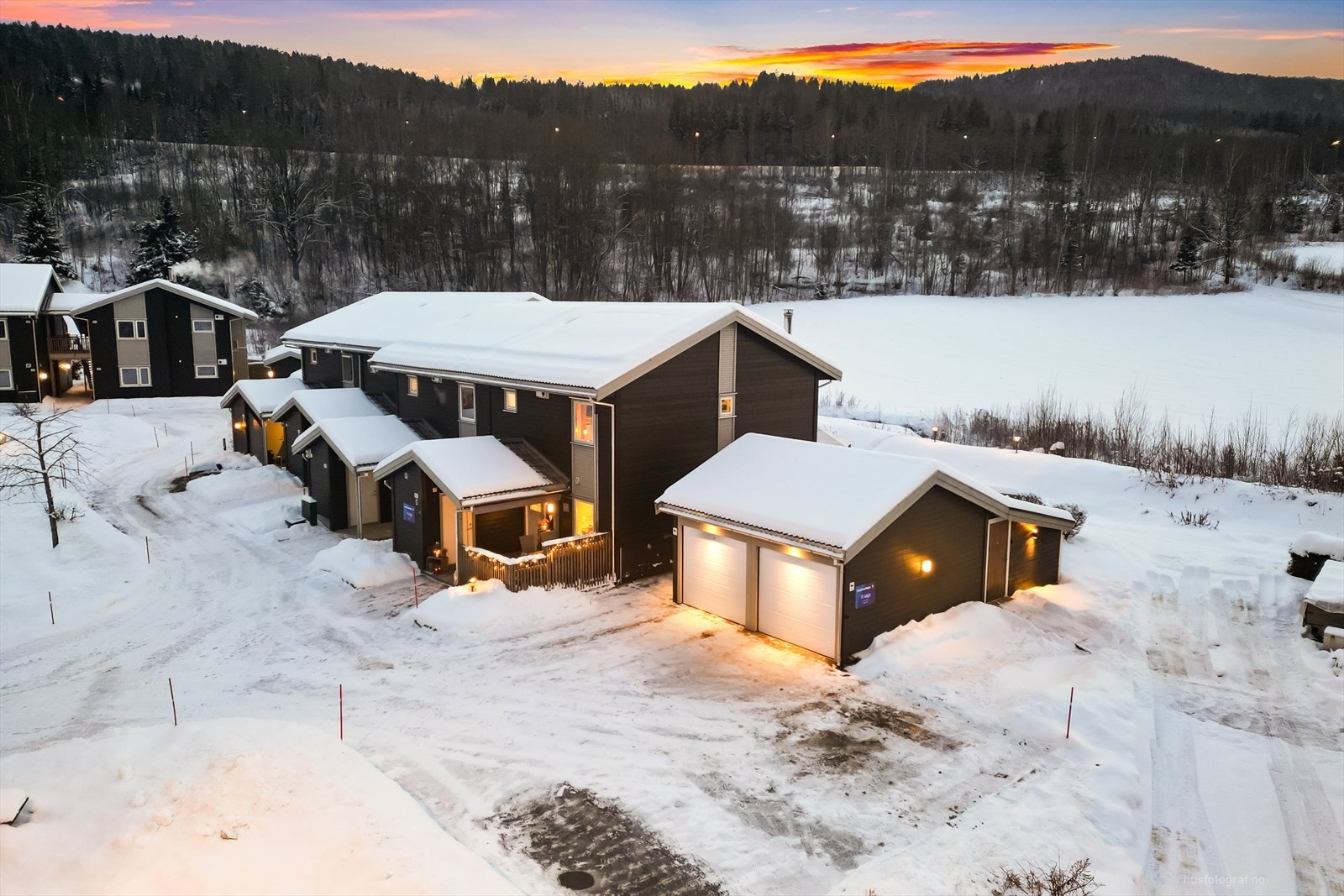 Tilhørende en garasjeplass m/ elbil-lader ved siden av boligen. Garasjeplassen er den til høyre i dobbeltgarasjen. Galleribilde