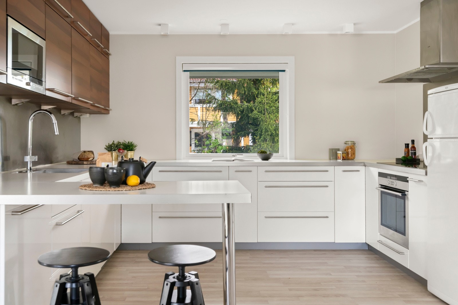 Kjøkkenet er utstyrt med integrerte hvitevarer, inkludert koketopp, stekeovn, mikrobølgeovn og oppvaskmaskin. Fra kjøkkenet er det hyggelig utsyn mot grønne omgivelser. Galleribilde