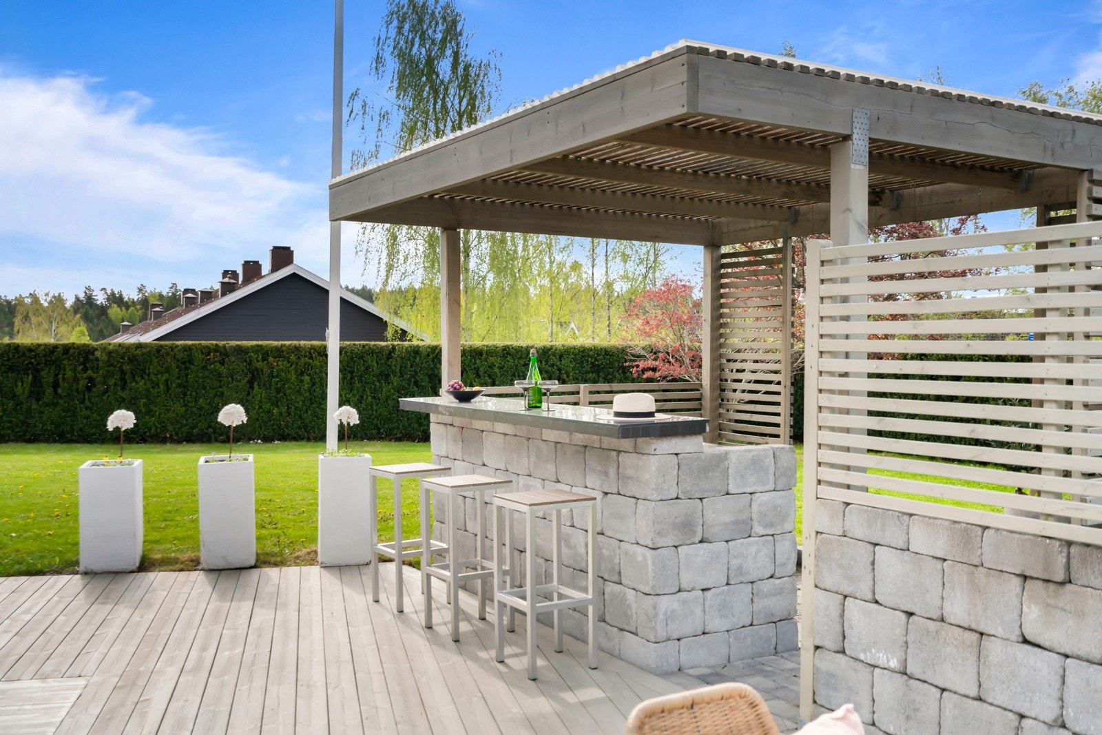 Dueveien 1 ligger i et barnevennlig og rolig område med kort vei til skole, barnehage, buss og flotte turområder. Galleribilde