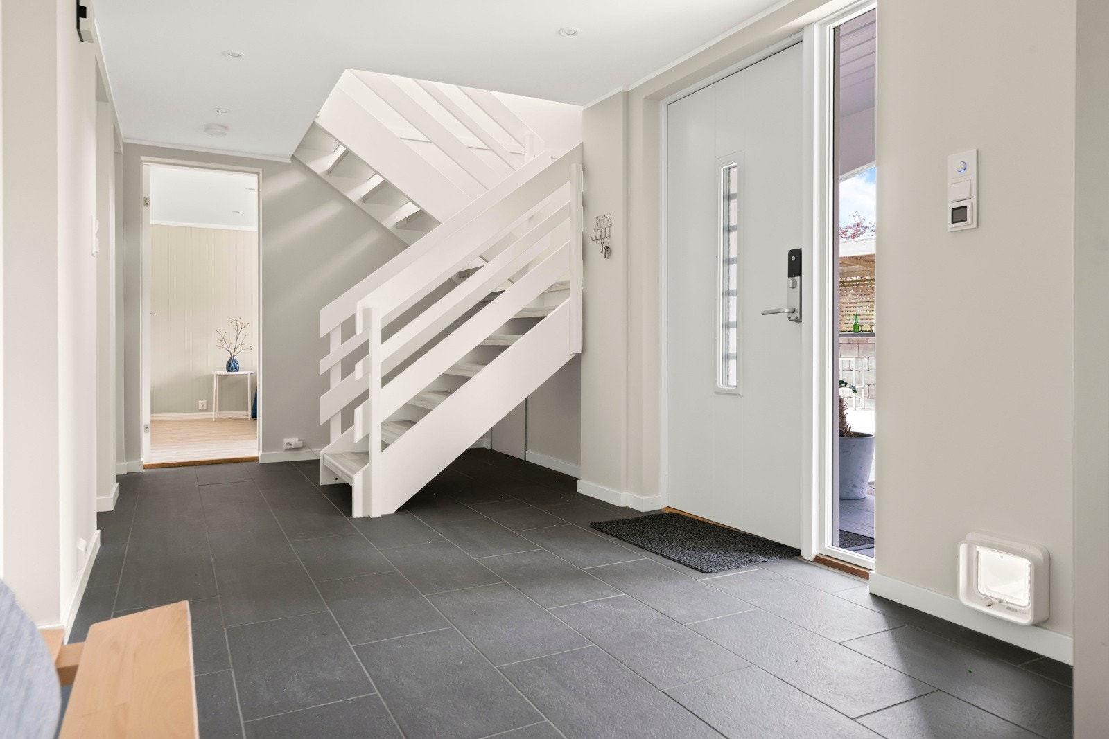 Boligen ønsker deg velkommen med en romslig og innbydende entré som setter standarden for resten av hjemmet. Galleribilde