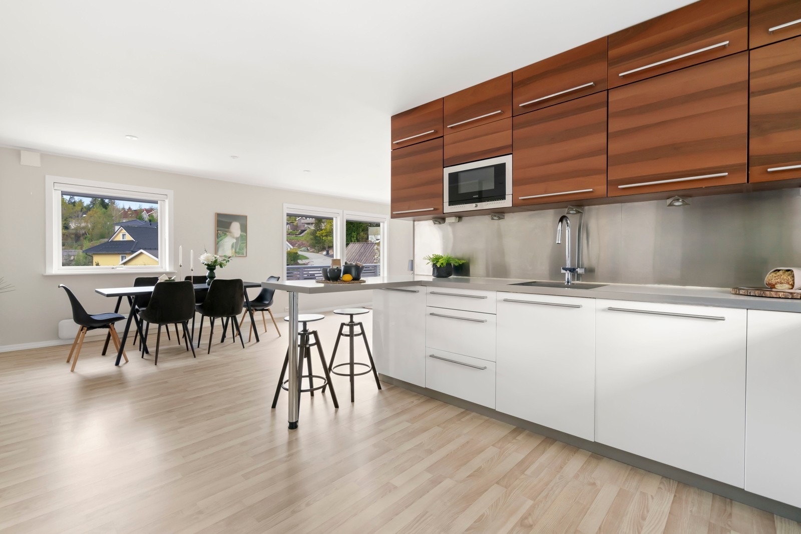 I tilknytning til kjøkkenet har du en spisestue med god plass til langbord. Rekken av store vindusflater gir en luftig følelse, med flott utsyn mot himmelen og hagen. Galleribilde