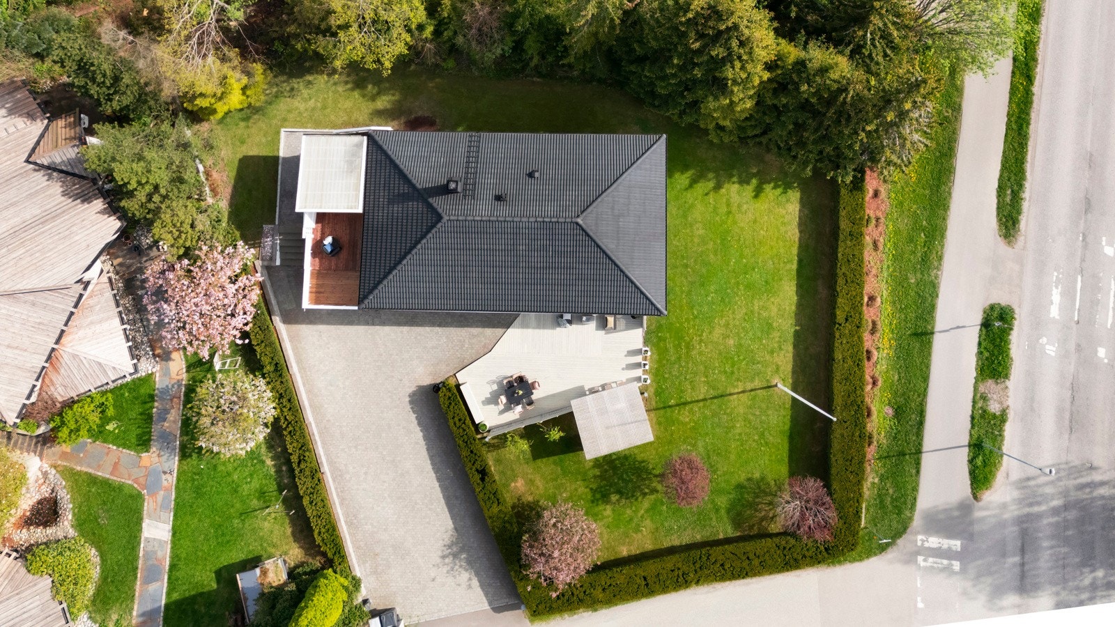 Tomten på nesten ett mål er meget pent opparbeidet og ligger skjermet til, noe som gir en rolig og privat uteopplevelse. Galleribilde