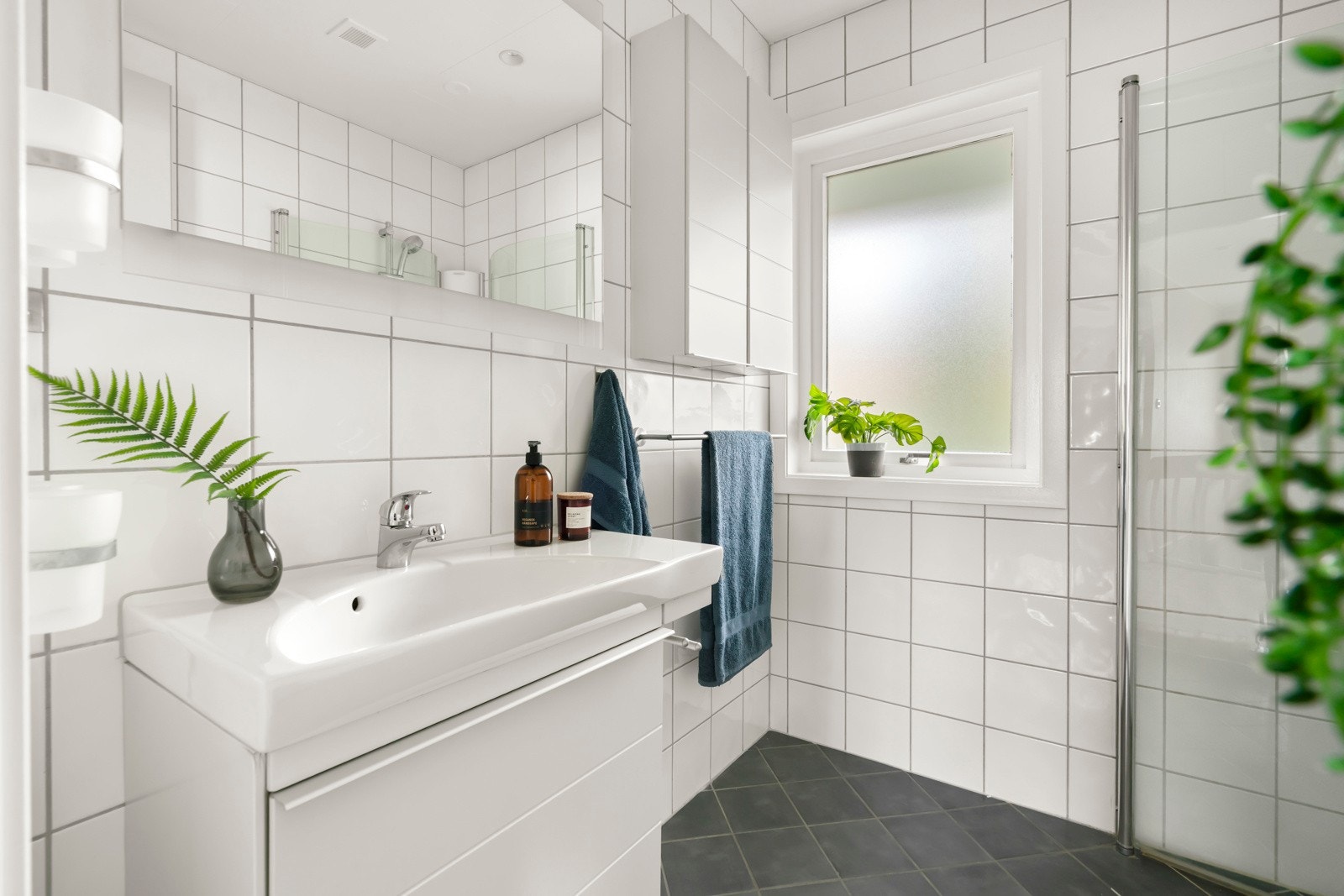 Det er mekanisk avtrekk. Vindu med hyggelig utsyn mot grønne omgivelser. Galleribilde