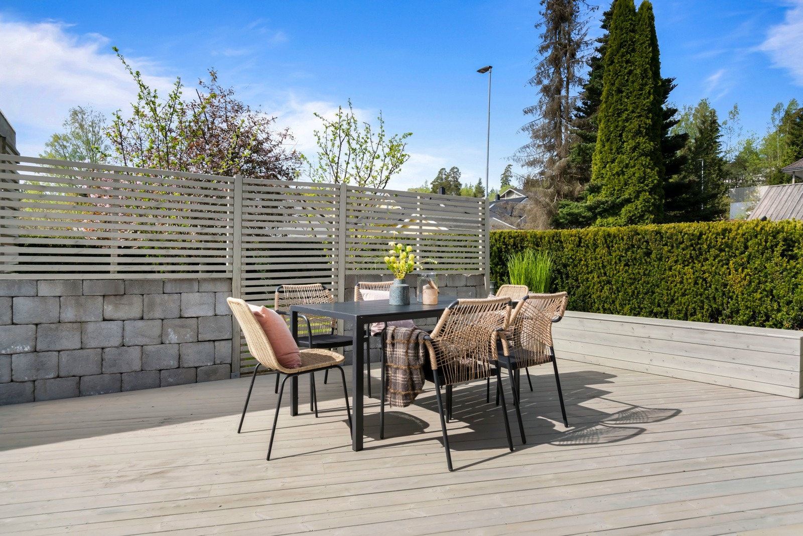 Dueveien 1 er perfekt for deg som ønsker en velholdt bolig, med unike uteplasser i et veletablert boligområde. Galleribilde